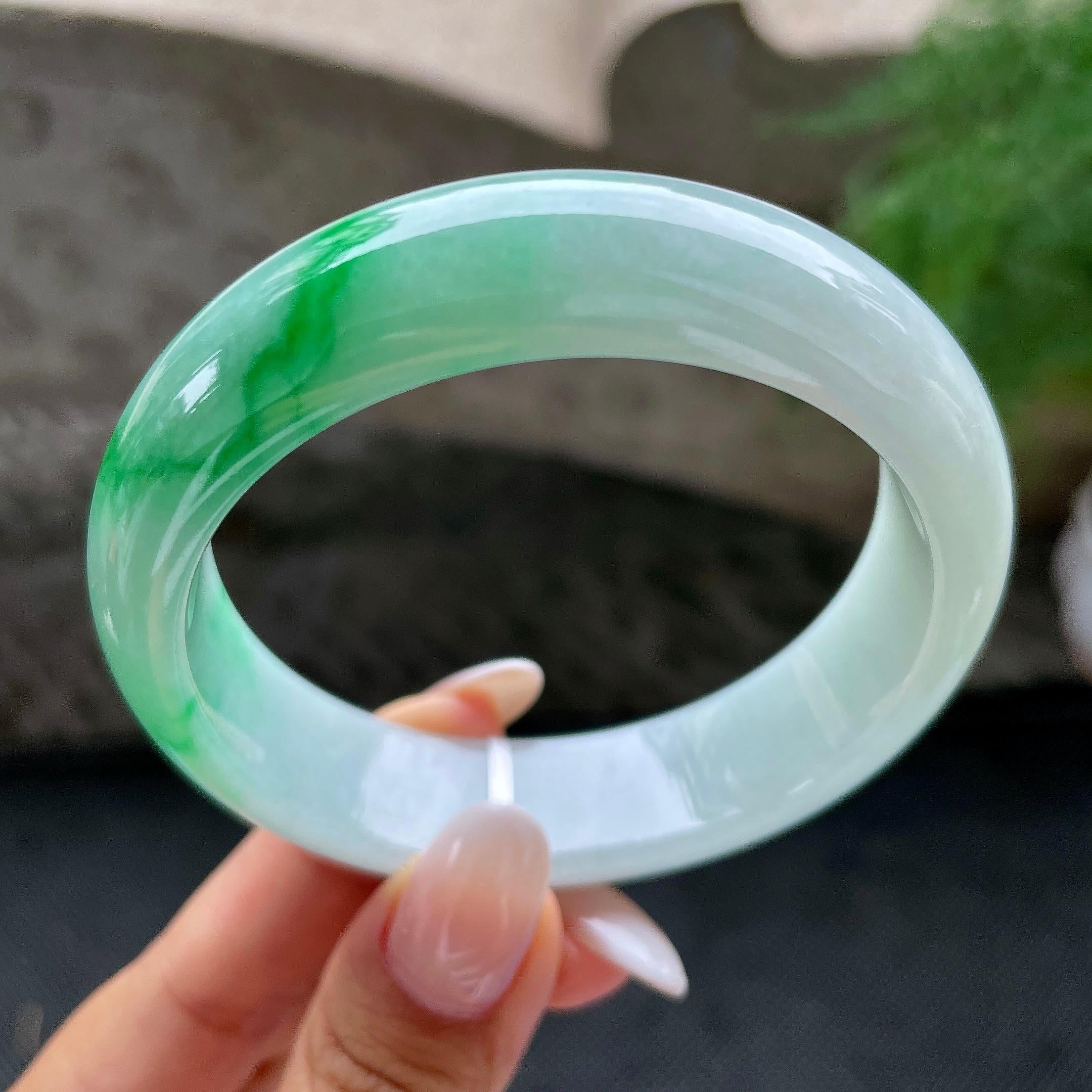 大圈口    细糯种飘绿正圈宽版轮胎手镯    58.2圈     天然缅甸A货翡翠（yc413293）