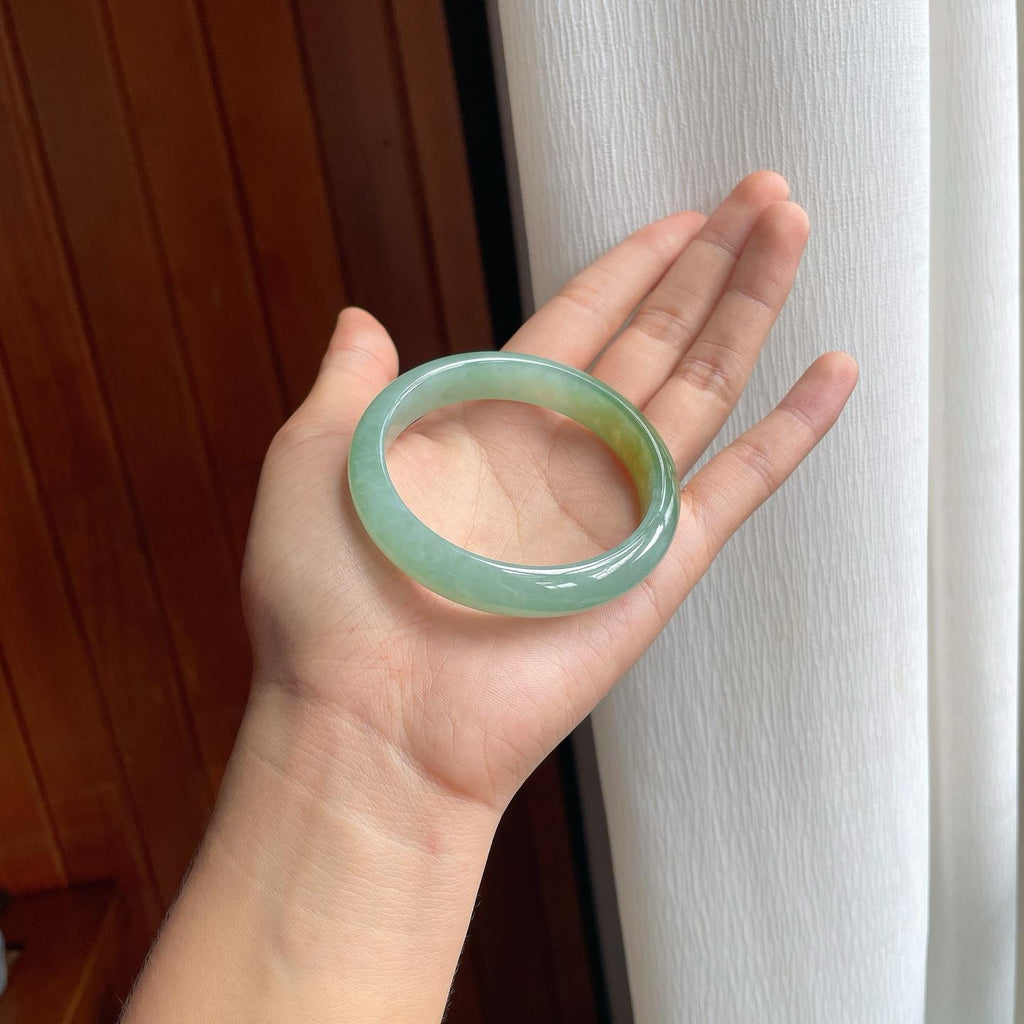 糯冰晴绿底带一抹黄翡翠平安镯（56mm）（yc254052）