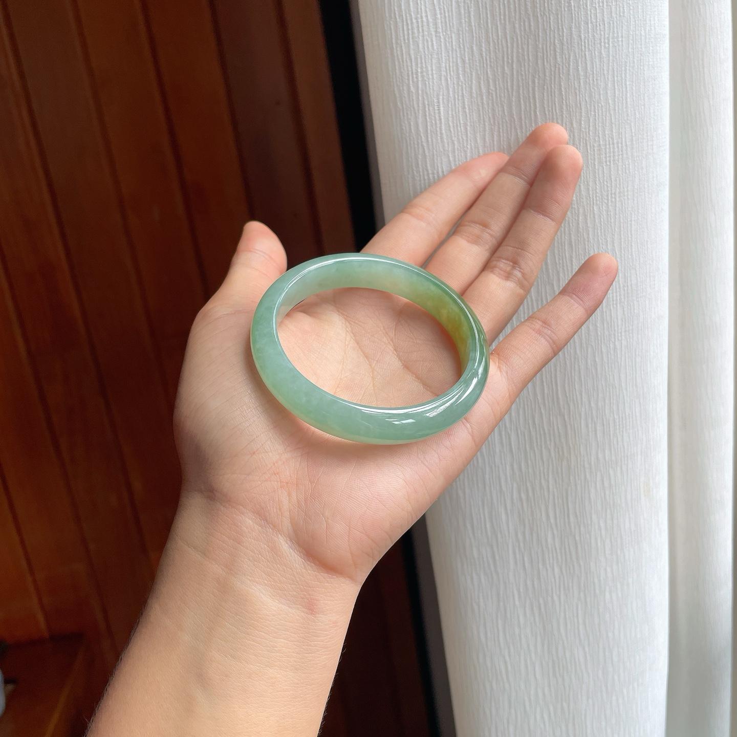 糯冰晴绿底带一抹黄翡翠平安镯（56mm）（yc254052）