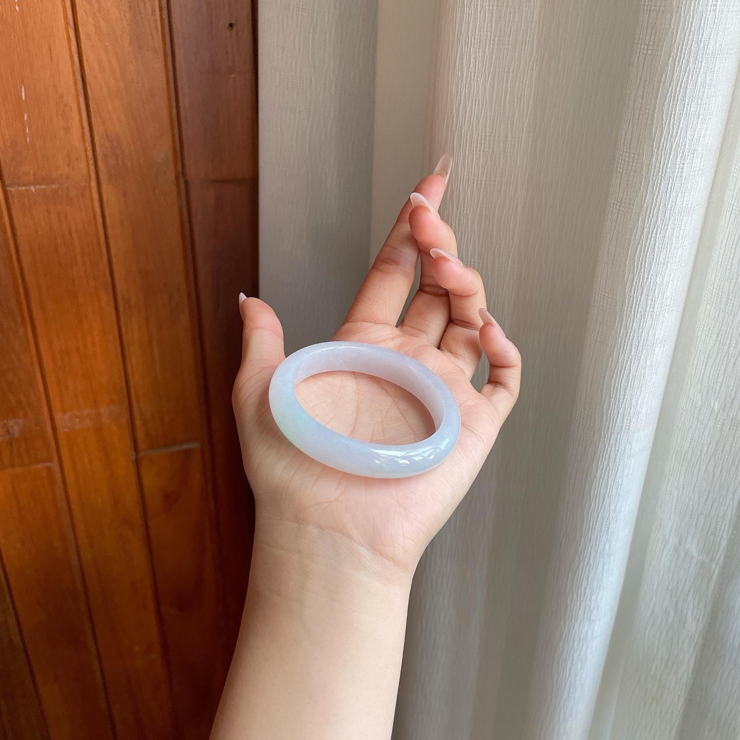 糯冰白底青翡翠贵妃镯（53mm）（yc277418）