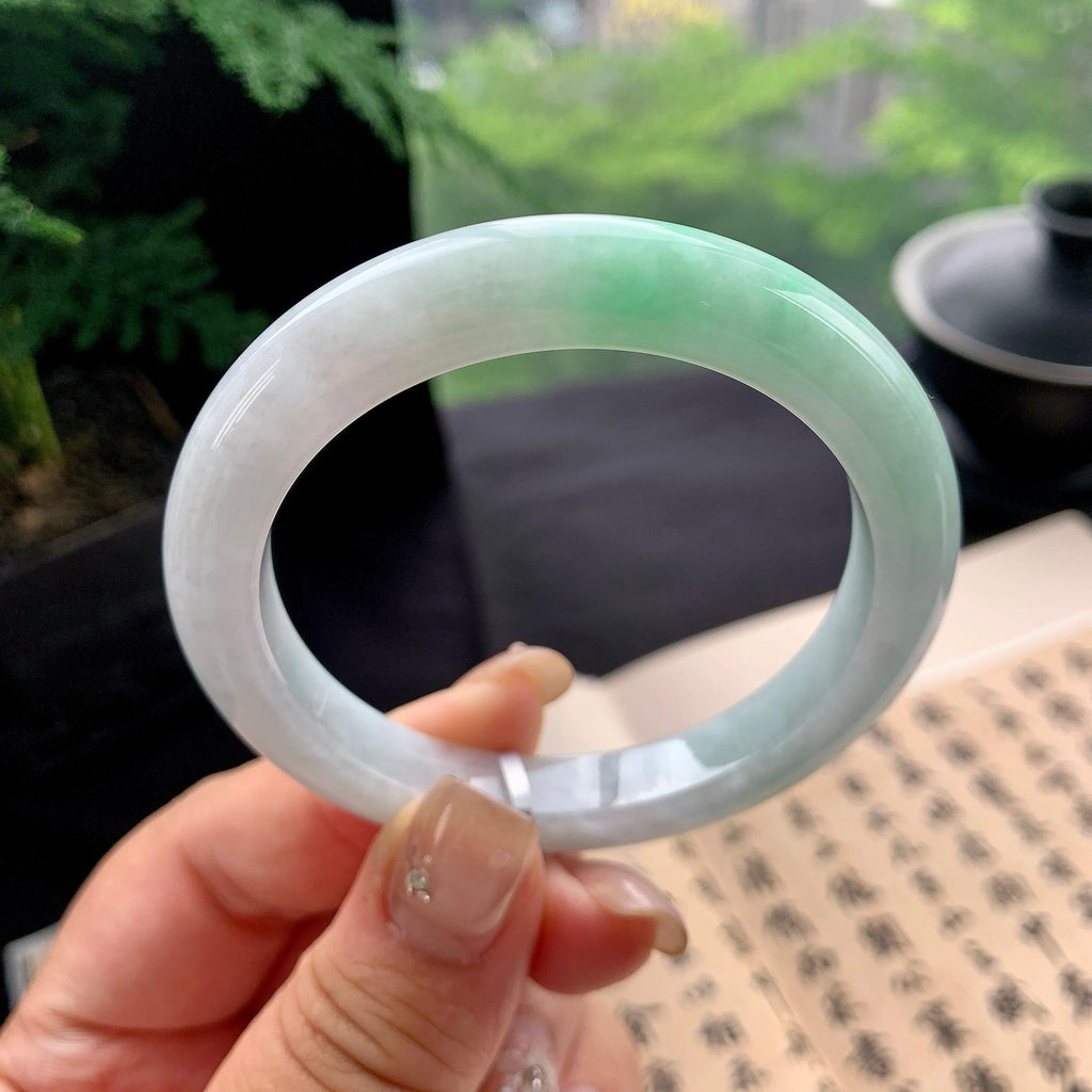 细糯种淡晴底飘绿正圈平安镯 52.5圈口 天然缅甸A货翡翠（yc473064）