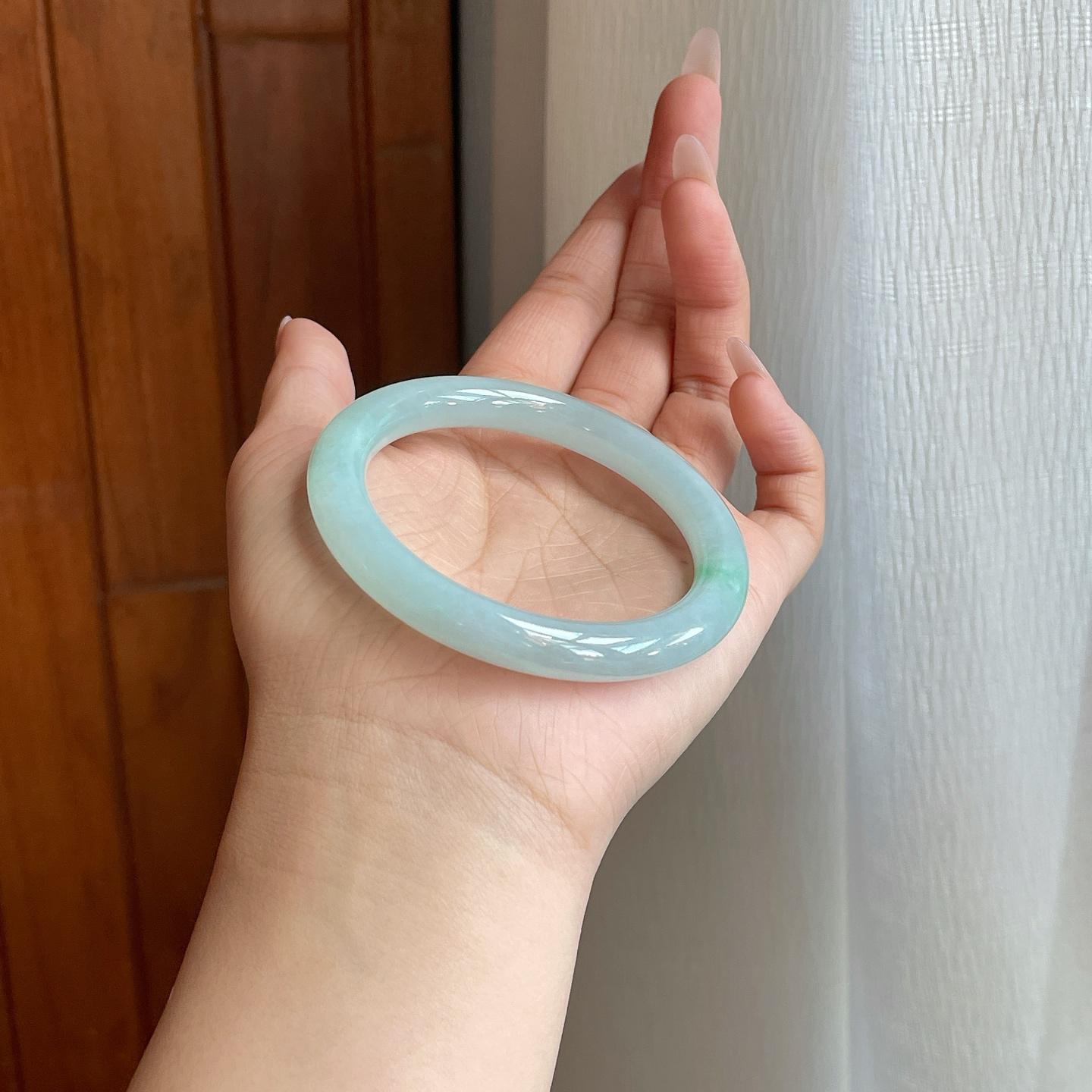 糯冰淡晴底飘花翡翠圆条（53.8mm）（yc270318）