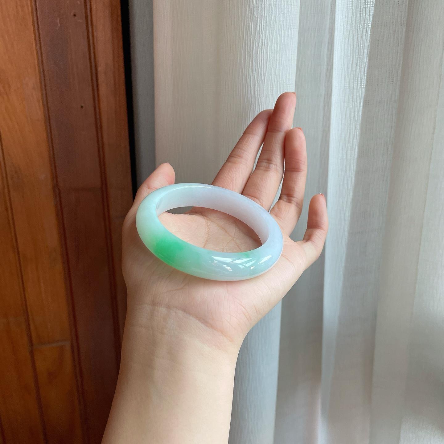 糯冰白底青翡翠平安镯（57mm）（yc310361）