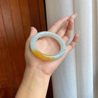 糯冰带黄翡翡翠圆条手镯（55mm）（yc264129）