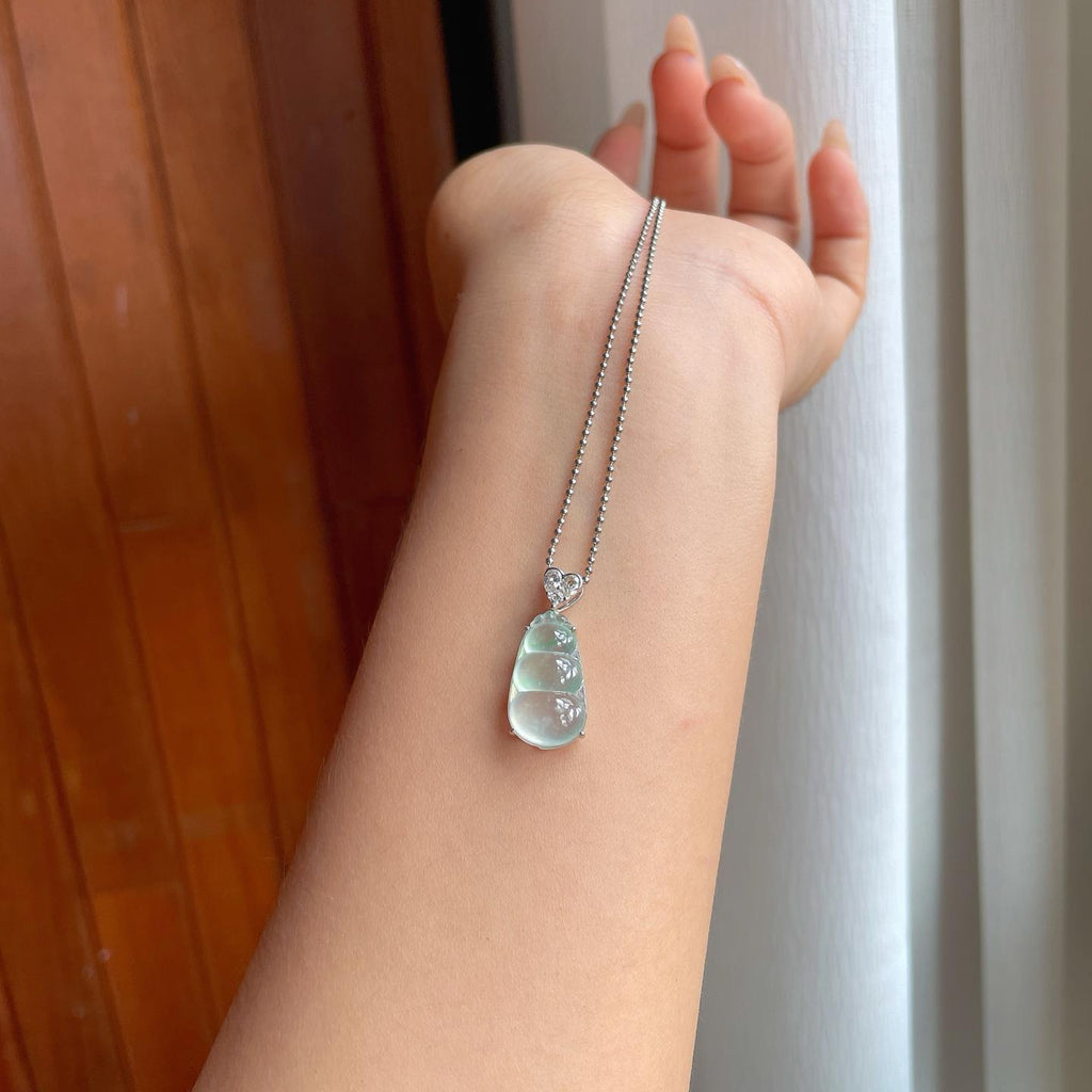 18k金镶冰种飘绿花翡翠豆子（yc244873）