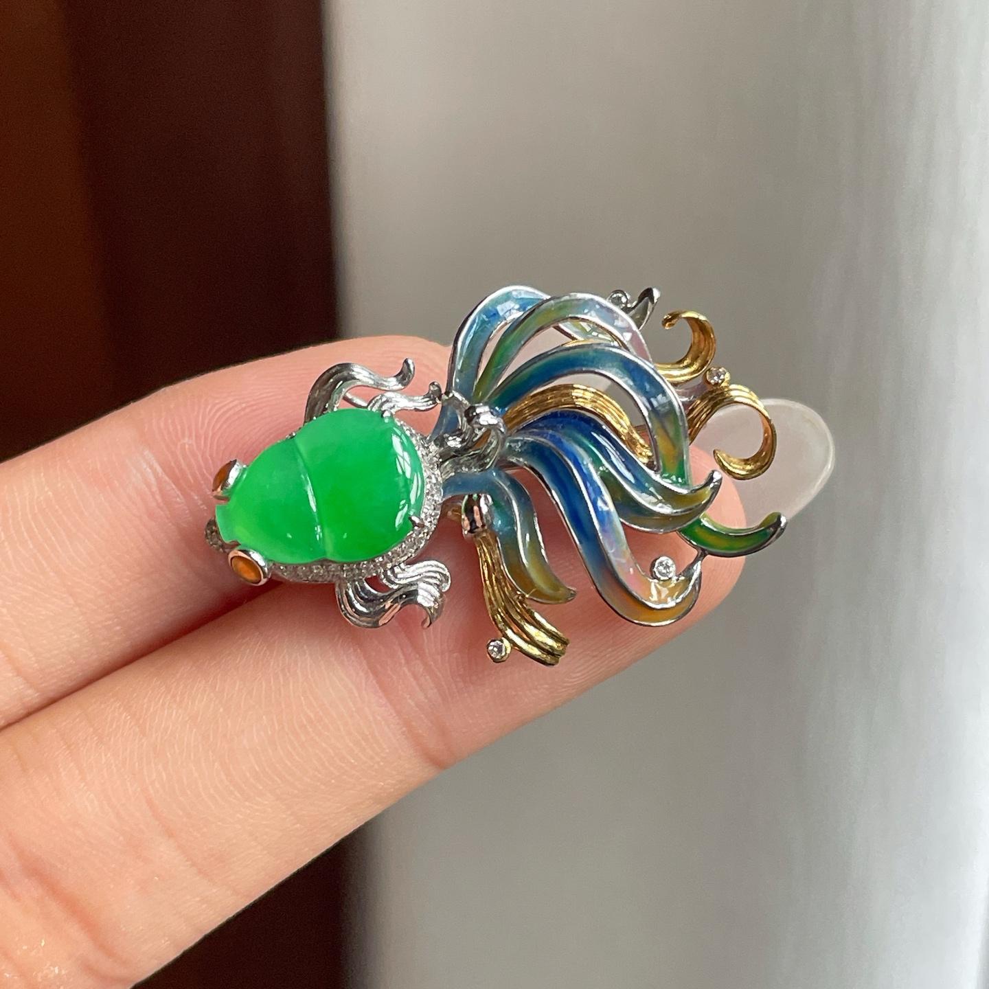 18k金钻镶糯冰满绿翡翠金鱼胸针（yc260369）