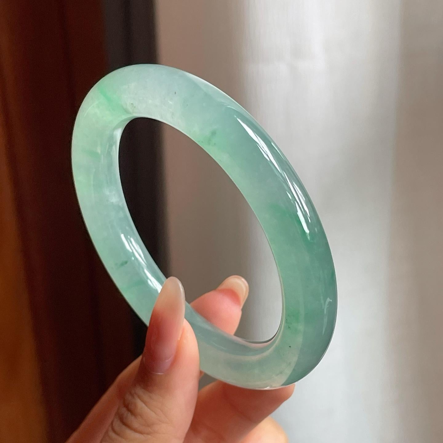 糯冰种晴底飘绿花翡翠圆条手镯（55mm）（yc200654）