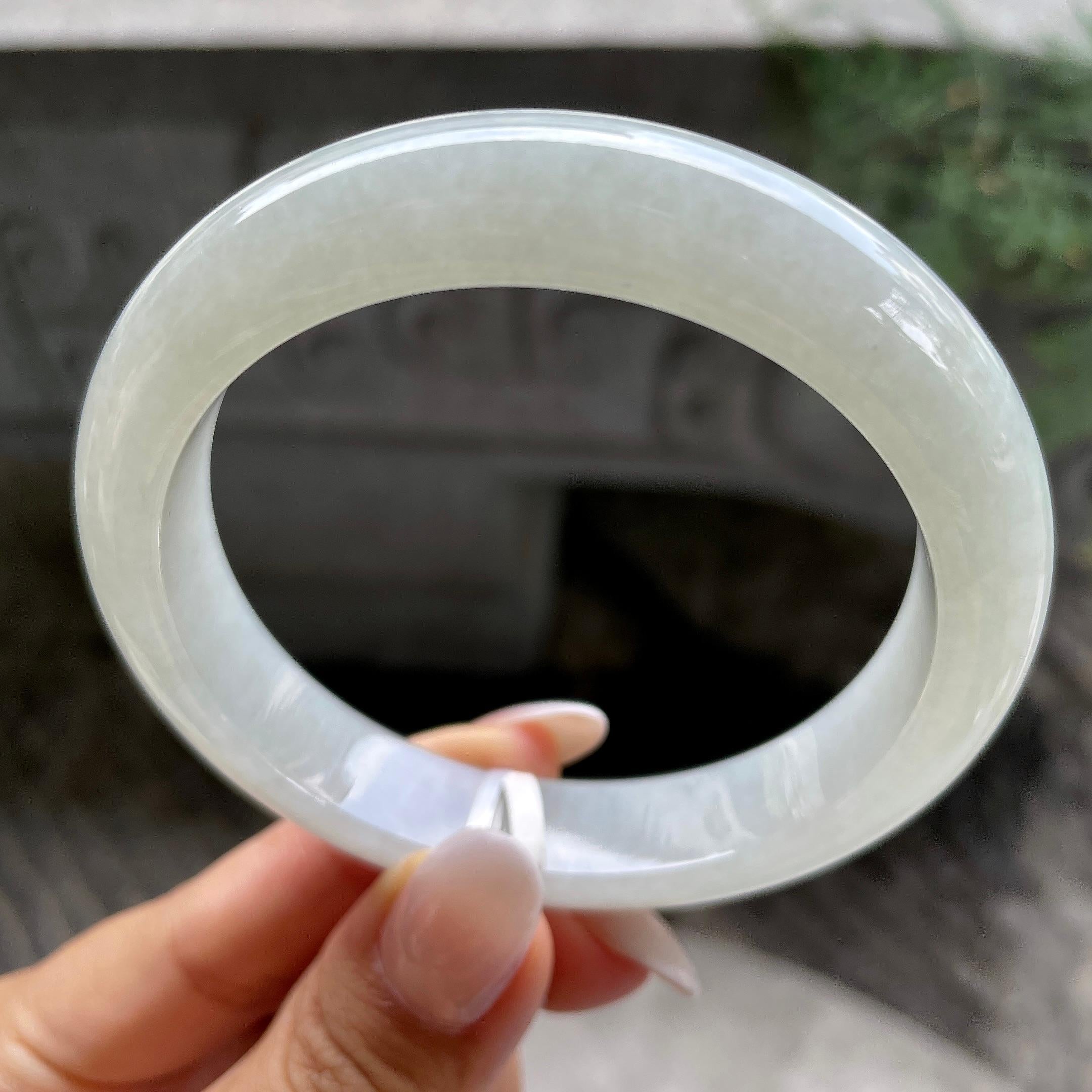 大圈口   细糯种细糯种带底色正圈平安镯   58.9圈     天然缅甸A货翡翠（yc407887）