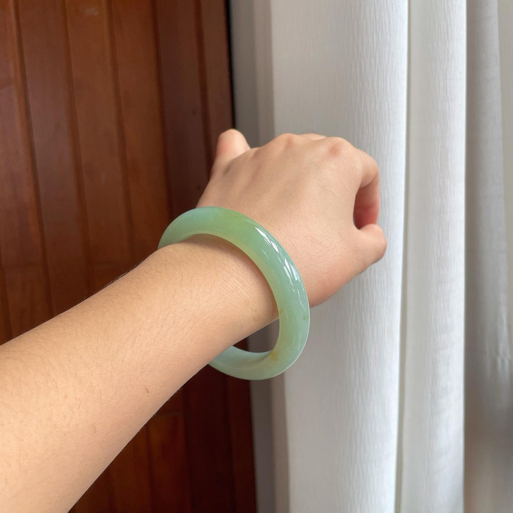 糯冰晴绿底飘黄翡翠平安镯（59mm）（yc277392）