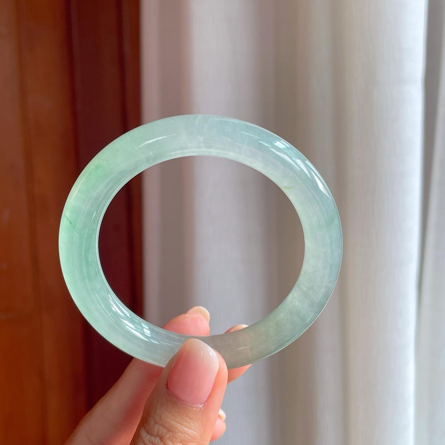 冰种带晴绿底翡翠圆条手镯（54.3mm)（yc381232）