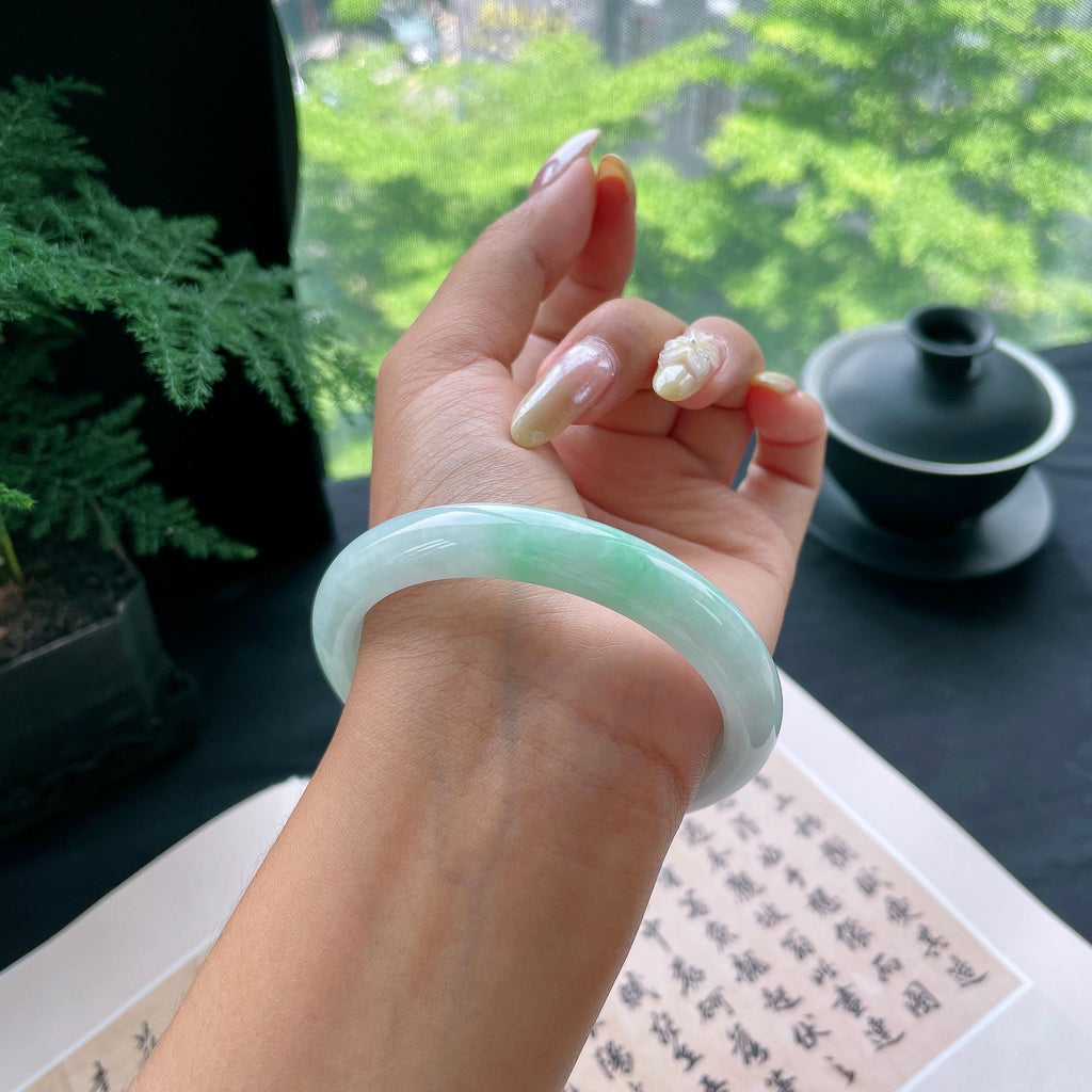 大圈口 细糯种飘绿正圈平安镯60.3圈 天然缅甸A货翡翠（yc473054）