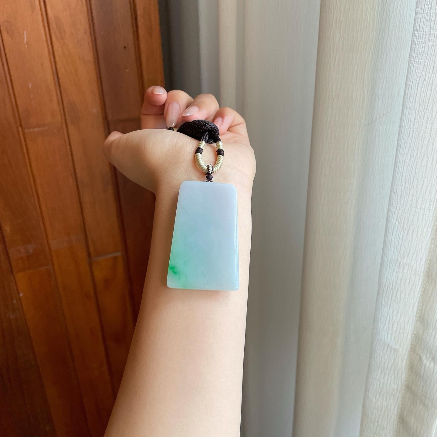 糯冰带绿翡翠无事牌（yc269019）