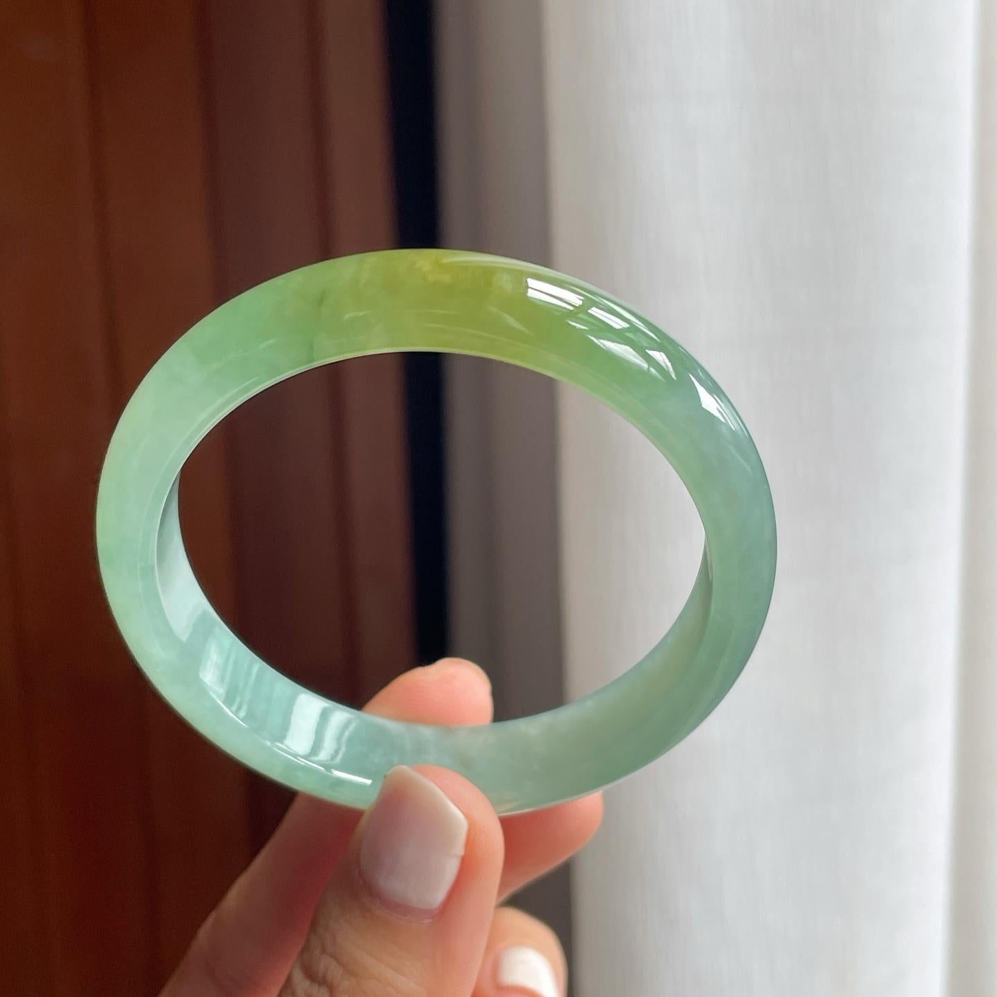 糯冰晴绿底带一抹黄翡翠平安镯（56mm）（yc254052）