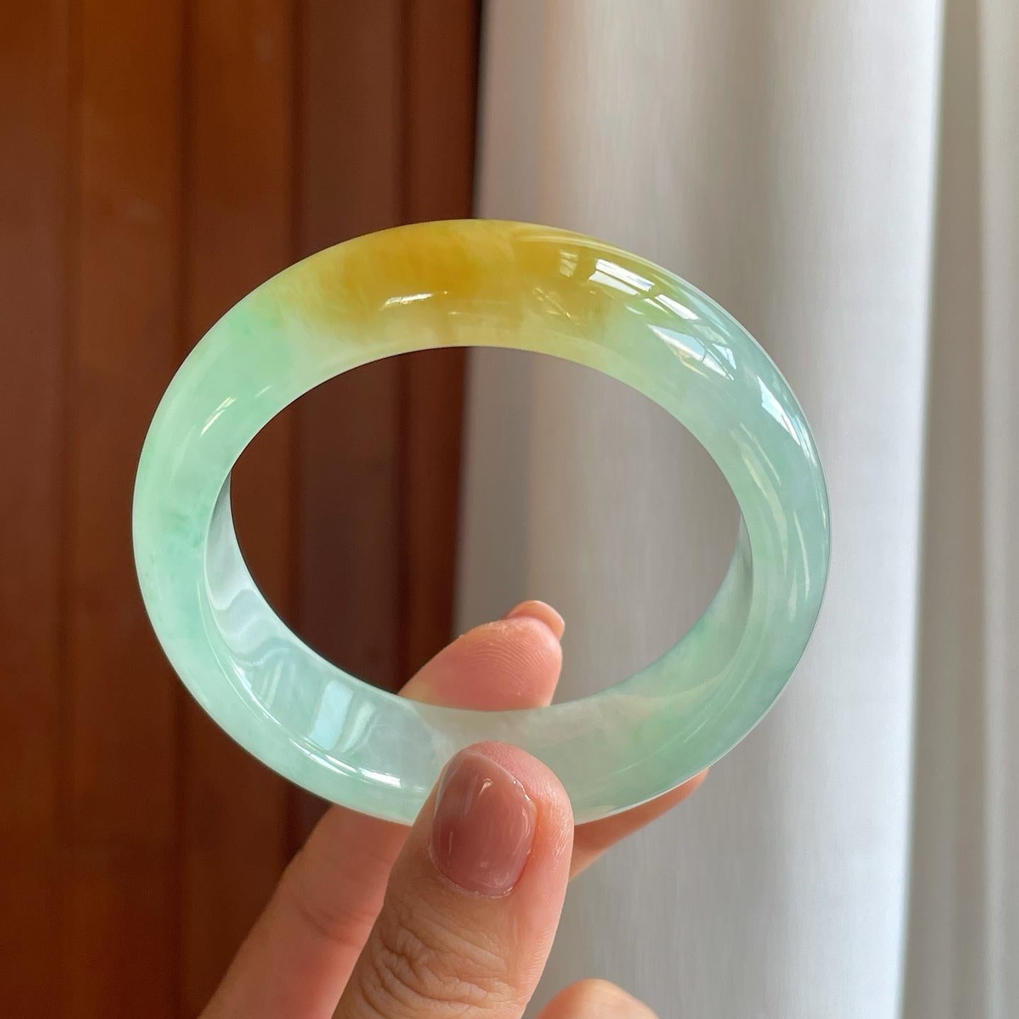冰种晴绿底飘黄翡翡翠特色镯（56.5mm）（yc278063）