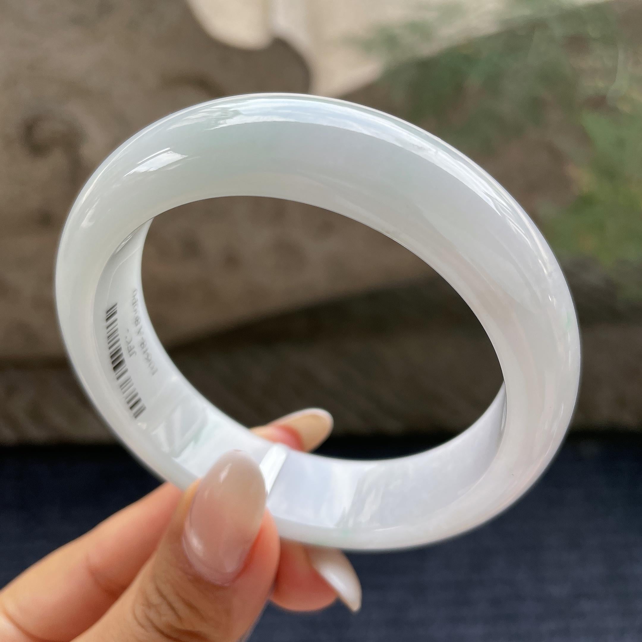 大圈口     细糯种飘绿花宽版轮胎镯58.9圈      天然缅甸A货翡翠（yc421235）