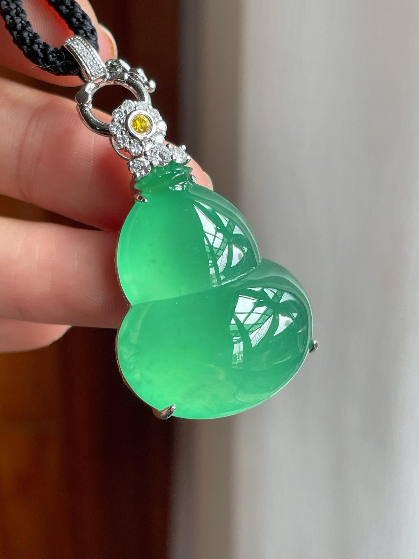 18k真金真钻镶冰种晴绿底翡翠葫芦（yc257816）