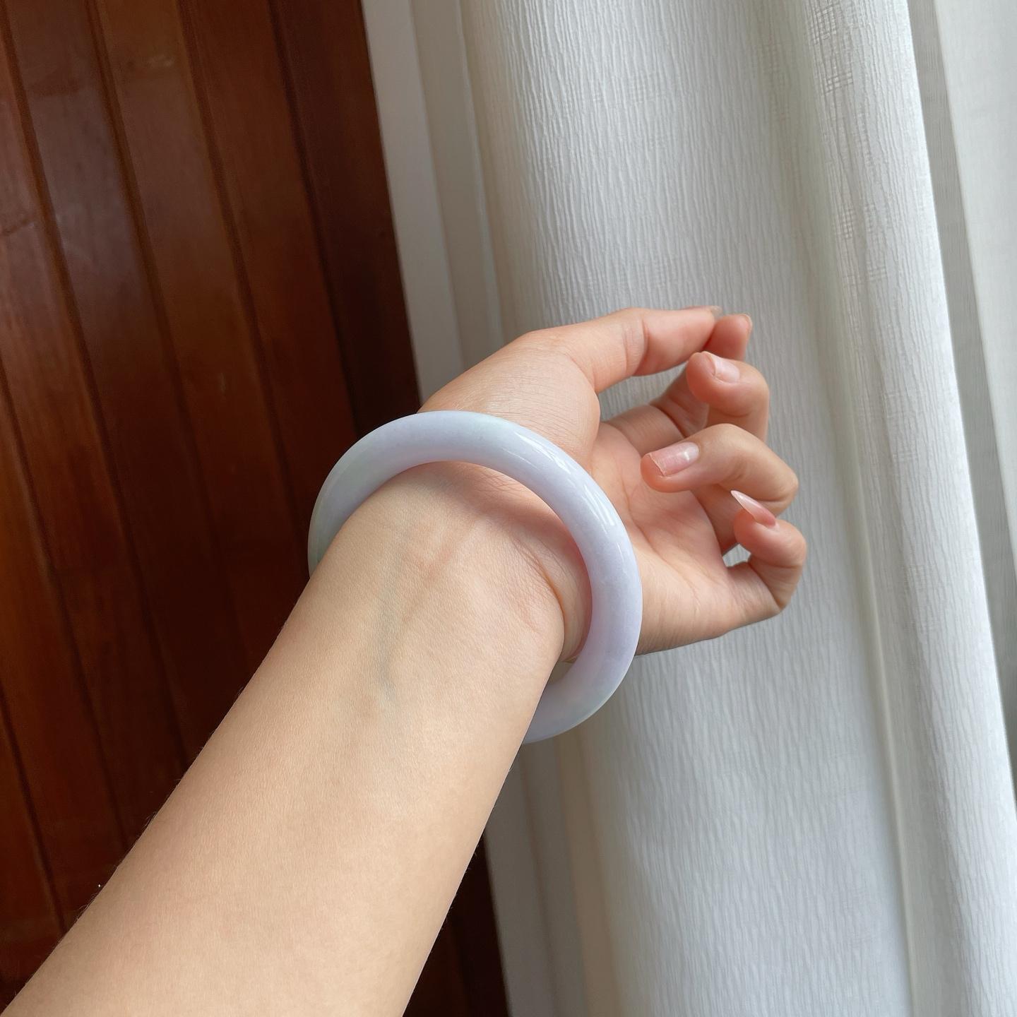 糯冰淡春底带色翡翠圆条手镯（59.5mm）（yc312893）