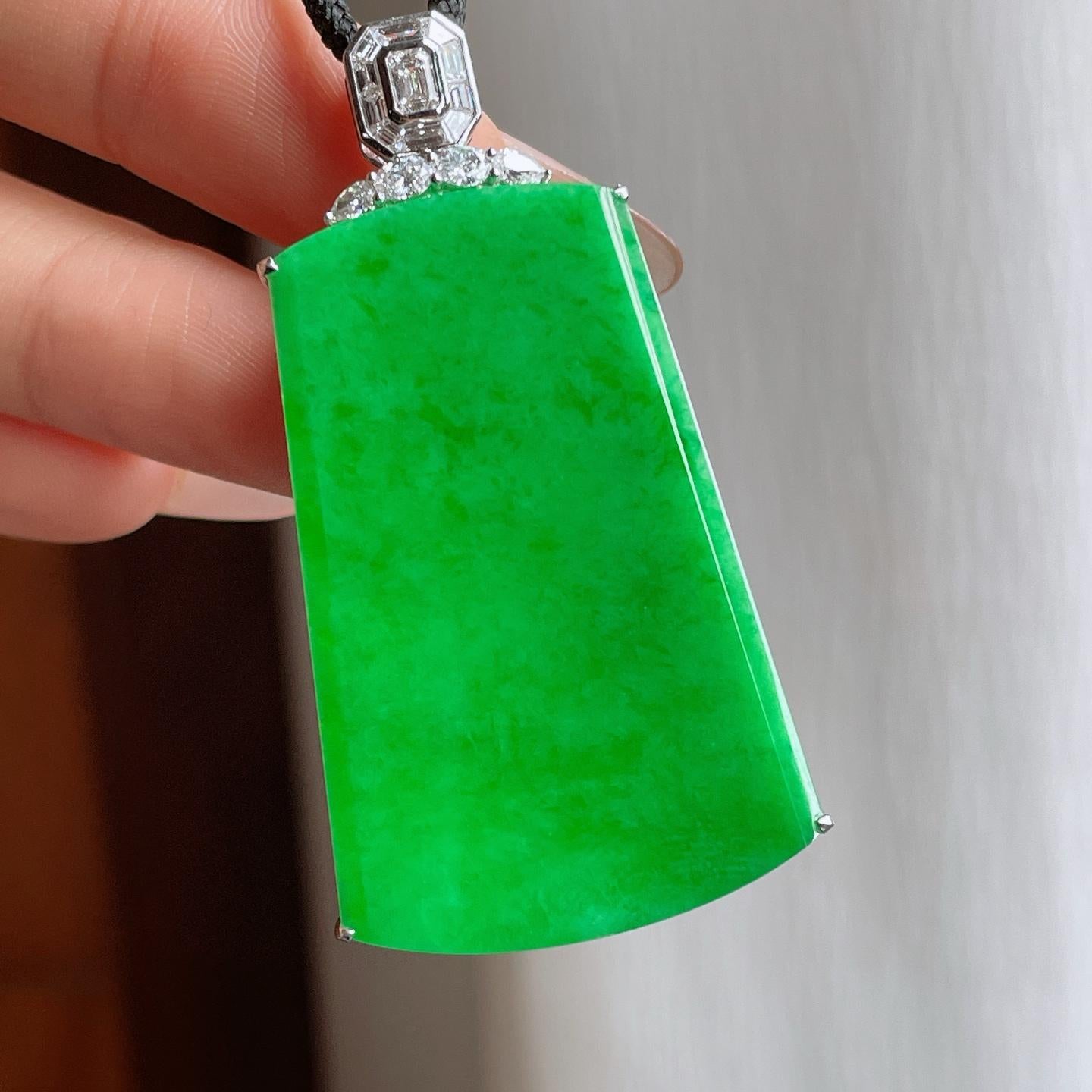 18k金镶糯冰满绿翡翠无事牌（yc233392）