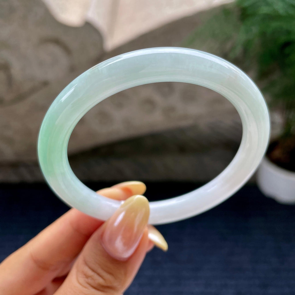 细糯种飘绿圆条手镯55.7圈          天然缅甸A货翡翠（yc460733）