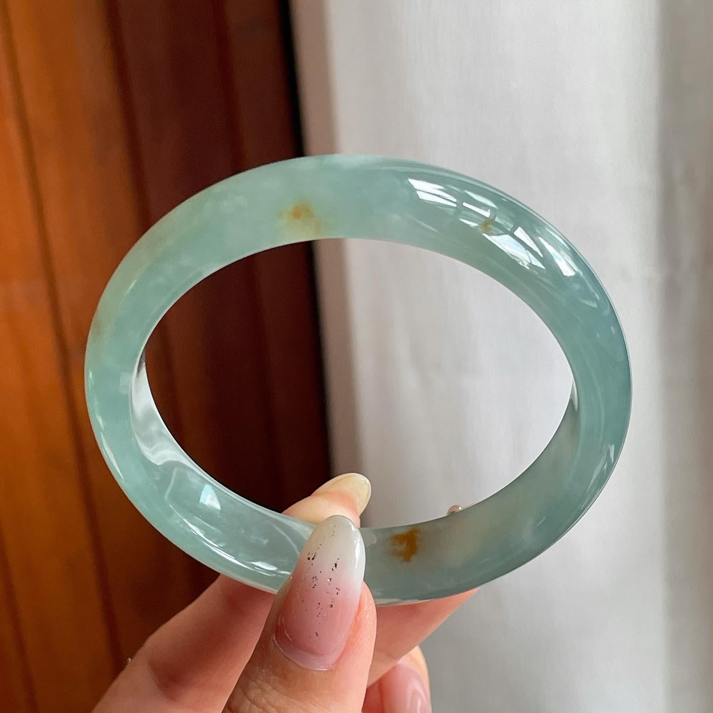 糯冰种湖水绿带黄翡翡翠平安镯（56.3mm）（yc220878）