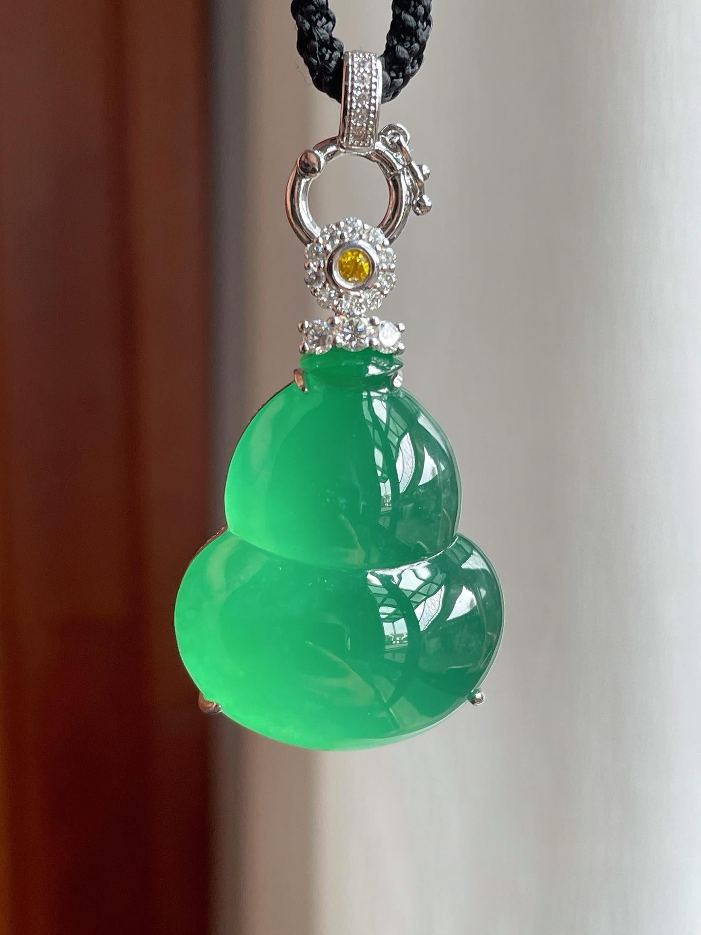 18k真金真钻镶冰种晴绿底翡翠葫芦（yc257816）