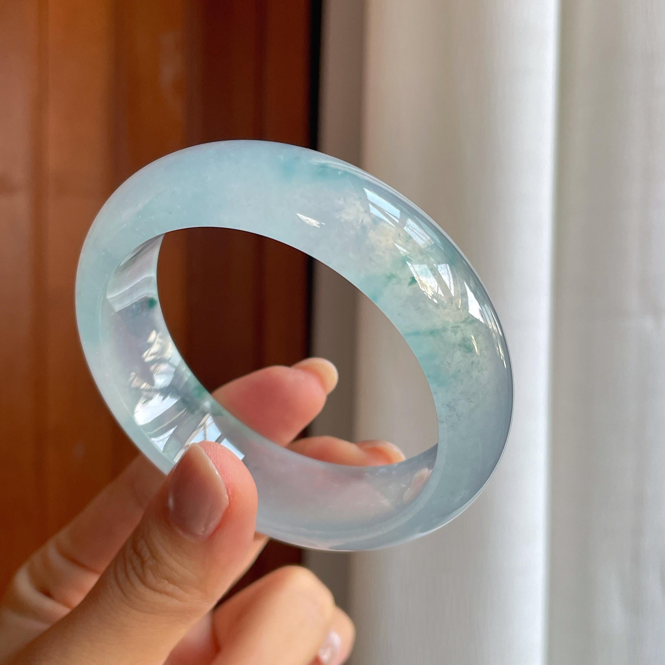 冰玻种飘蓝花宽版翡翠手镯（57.5mm）（yc402747）