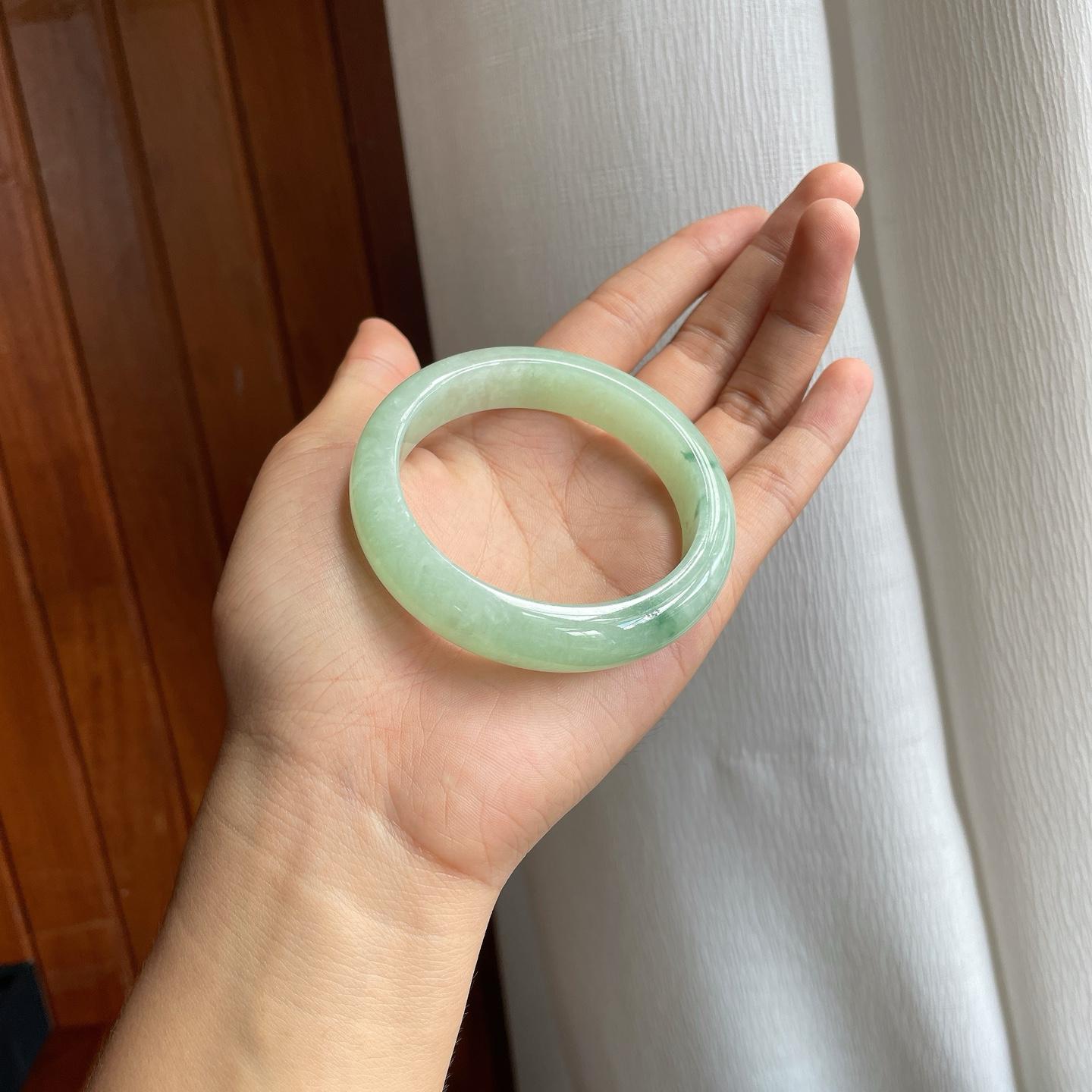 糯冰晴绿底飘花翡翠平安镯（56mm）（yc216040）