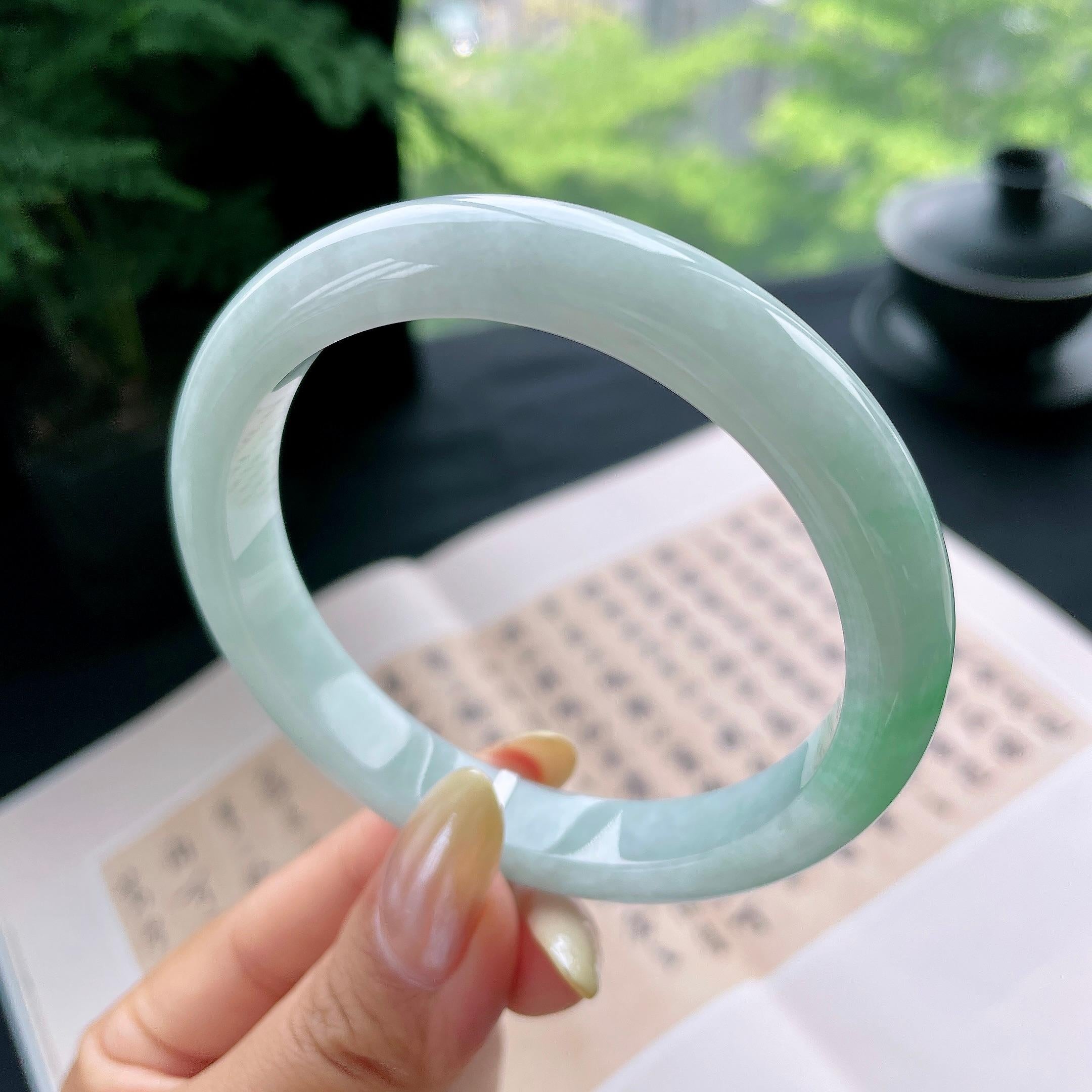 大圈口 细糯种飘绿正圈平安镯60.3圈 天然缅甸A货翡翠（yc473054）
