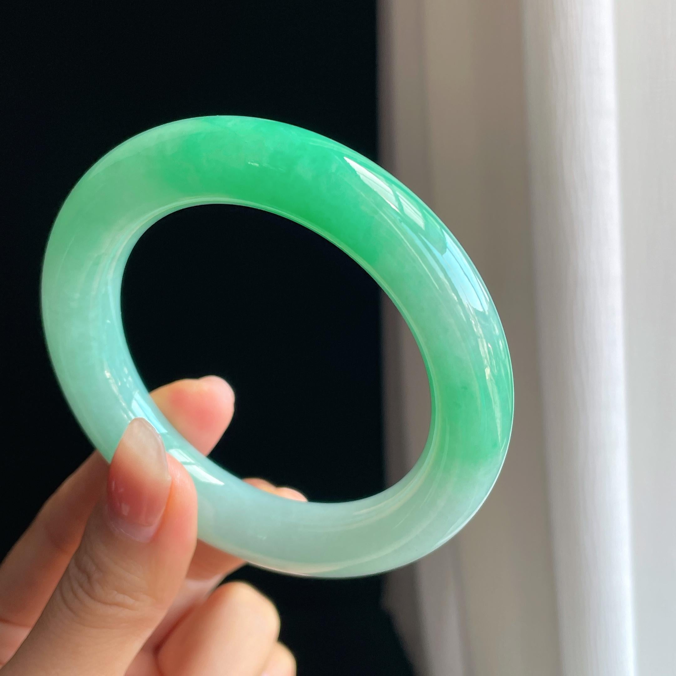 糯冰果绿翡翠圆条手镯（56.5mm）（yc329476）