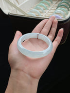 冰种带有淡淡的蓝味正圈翡翠手镯（57mm）