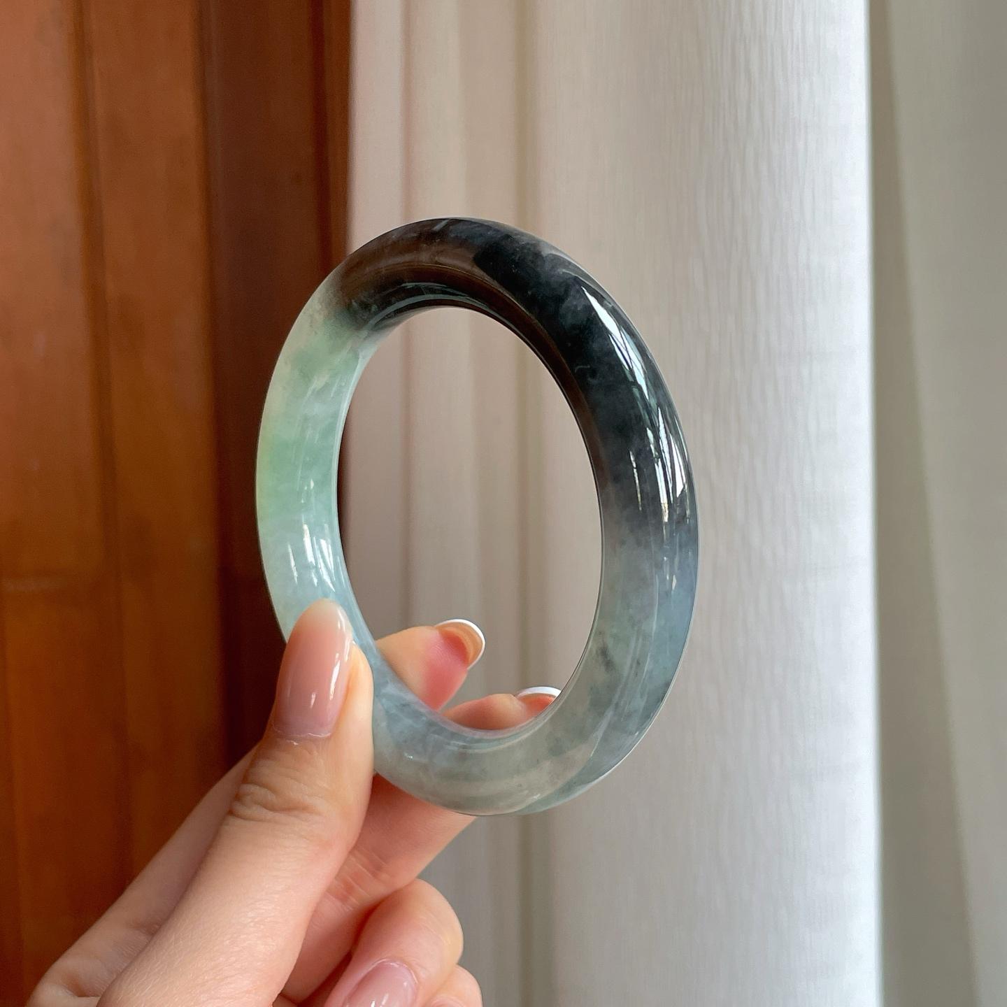 糯冰带色乌鸡翡翠圆条手镯（57mm)（yc373892）
