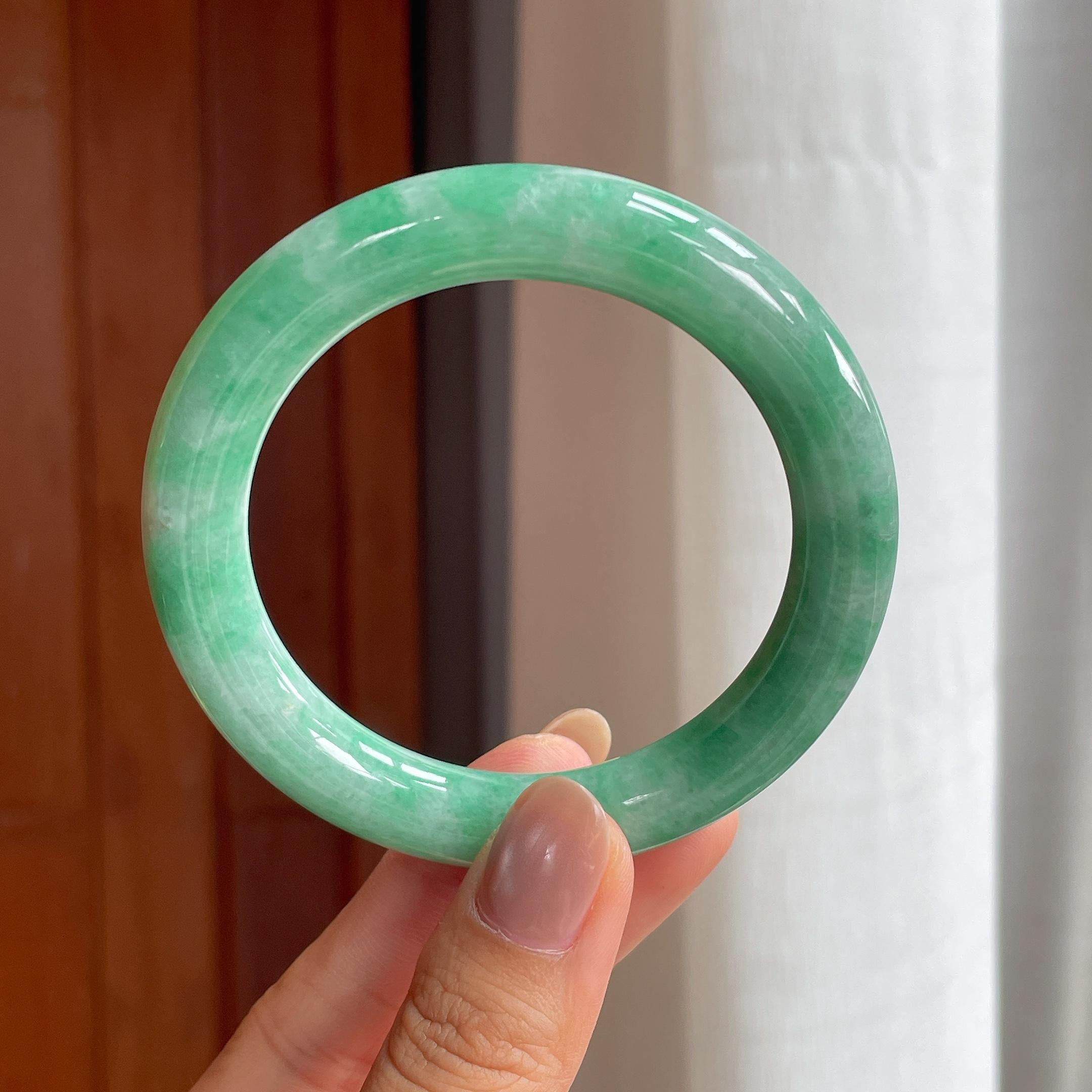 糯冰果绿翡翠圆条手镯（56mm）（yc423121）