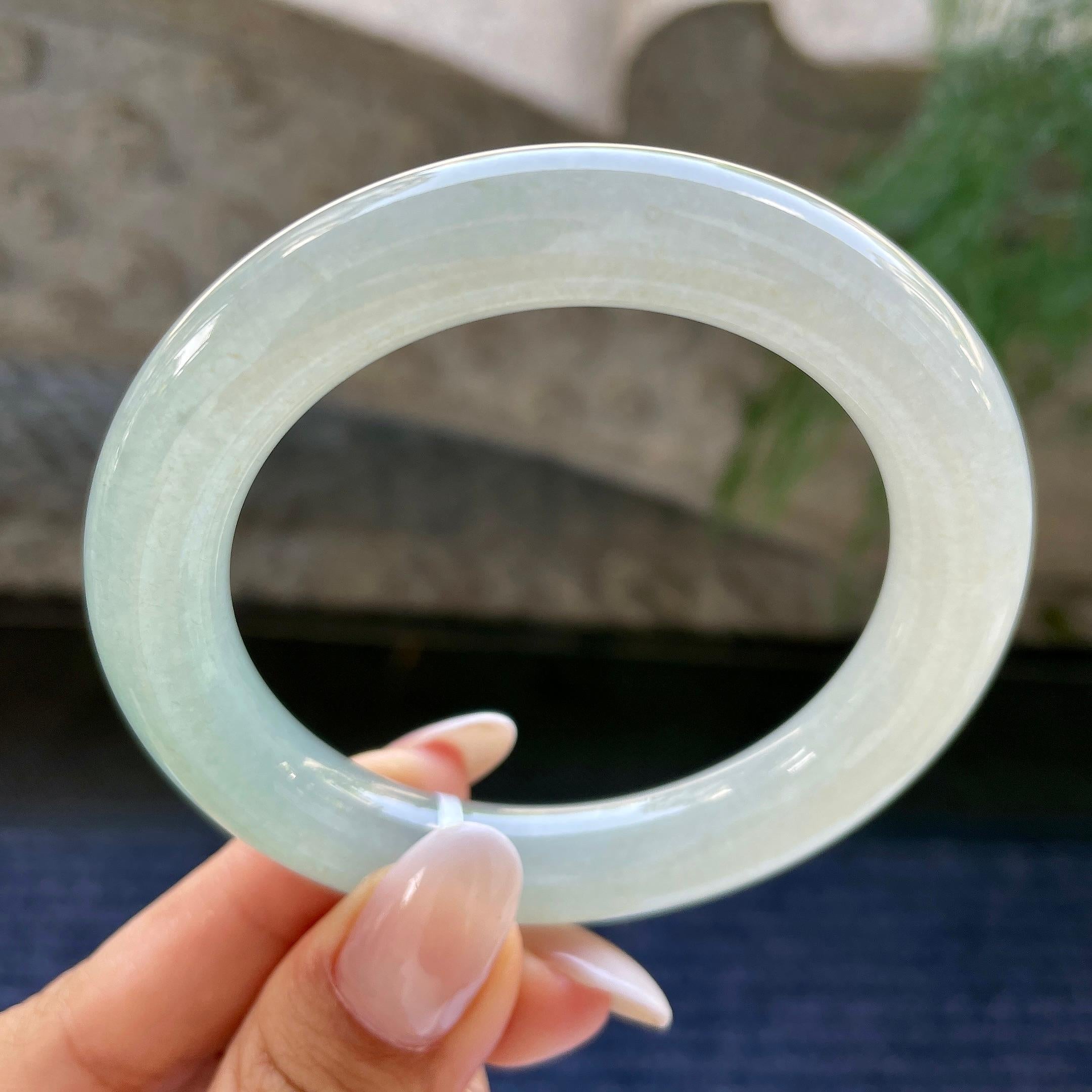 细糯种淡晴底圆条手镯     55.5圈     天然缅甸A货翡翠（yc408844）