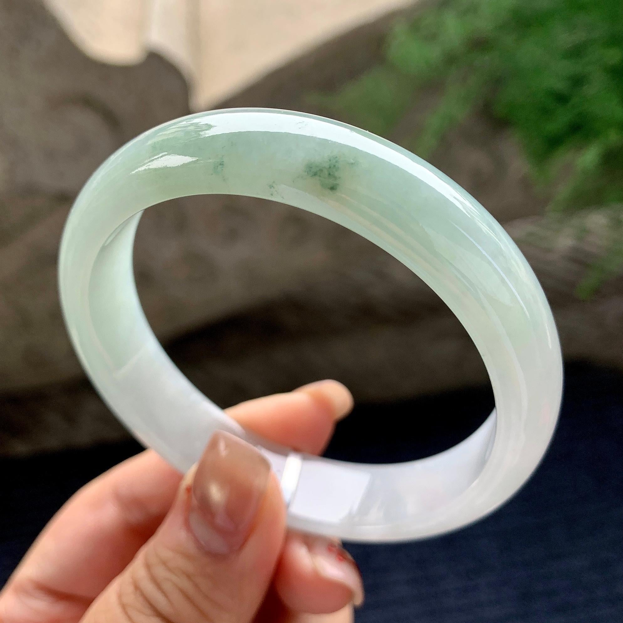 大圈口 细糯种淡晴底飘绿花正圈平安镯  58.2圈口  天然缅甸A货翡翠（yc358875）