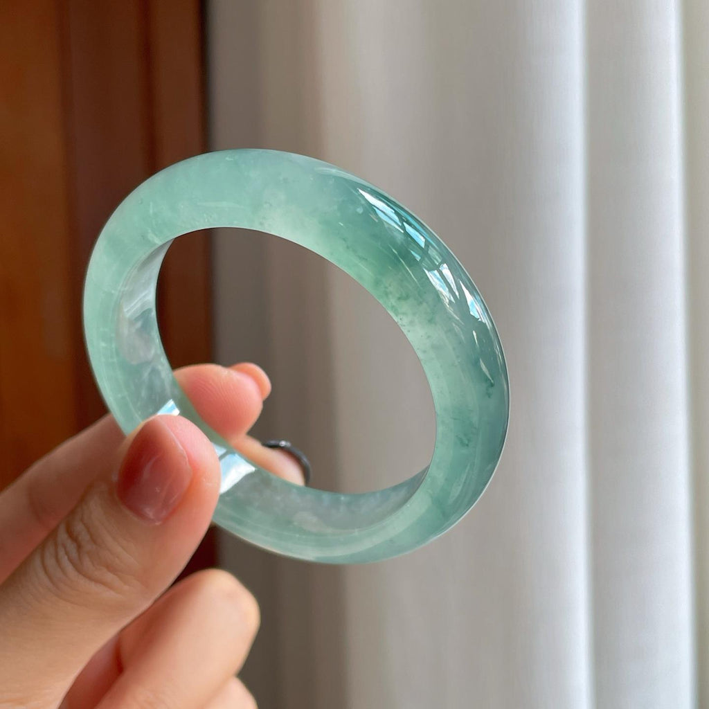 冰玻种蓝底飘花翡翠贵妃镯（55.5mm）（yc277370）