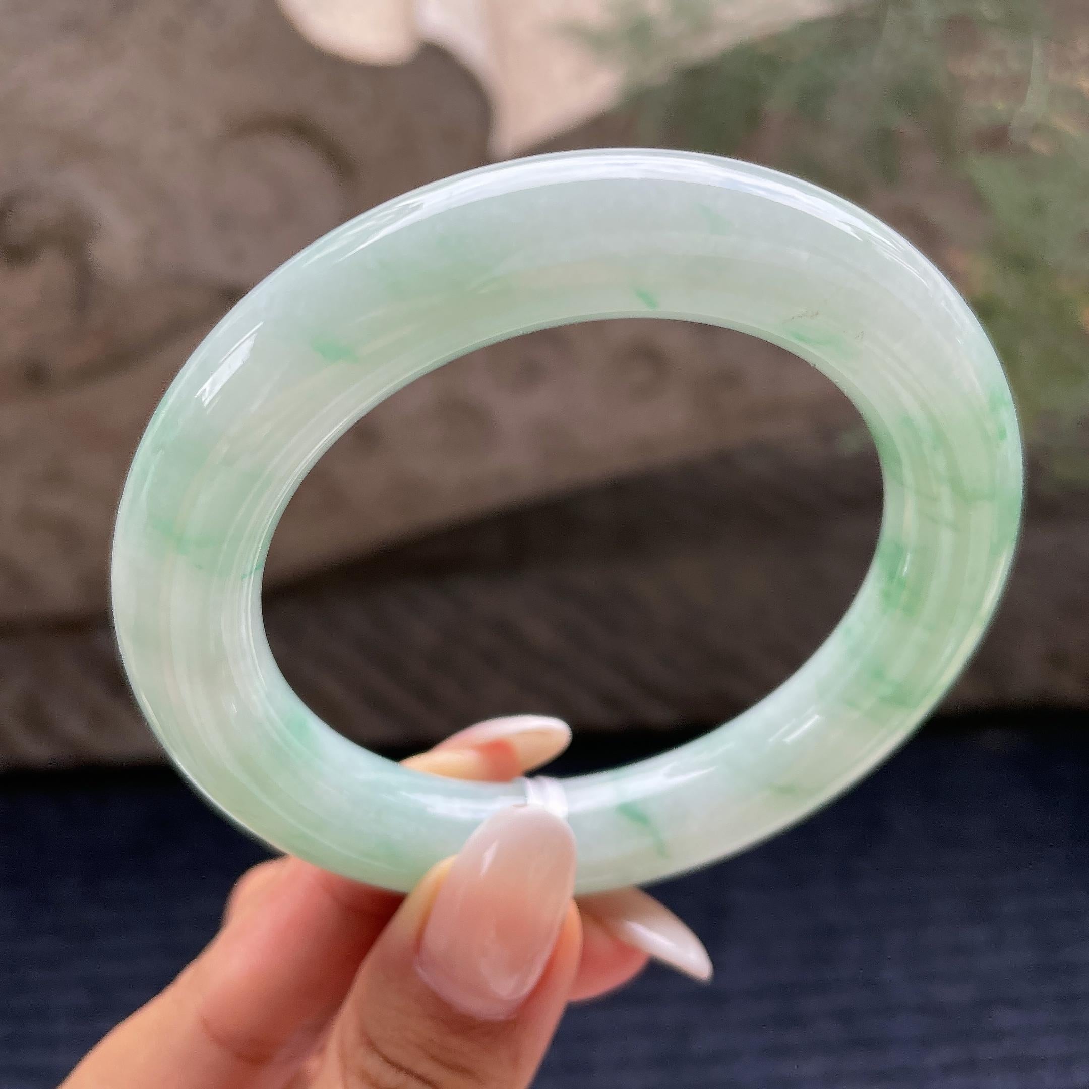 大圈口   细糯种飘绿花圆条手镯58.3圈      天然缅甸A货翡翠（yc421274）