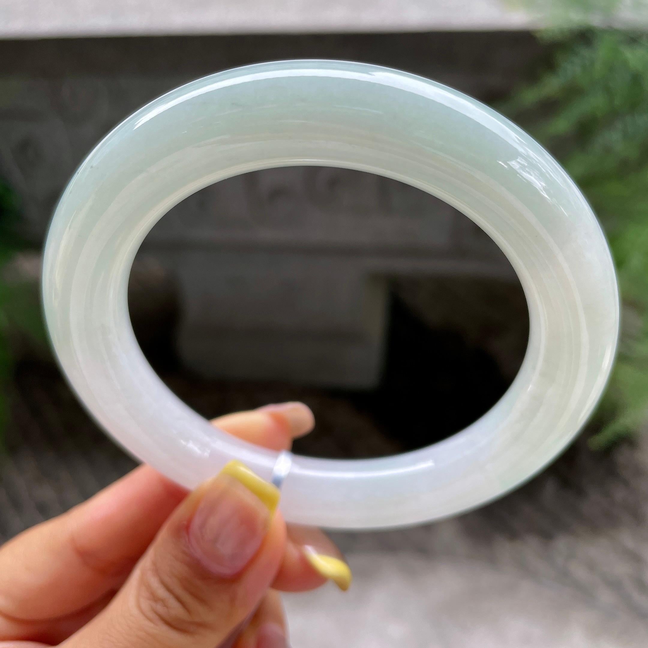 大圈口          细糯种淡晴底圆条手镯60圈              天然缅甸A货翡翠（yc383122）