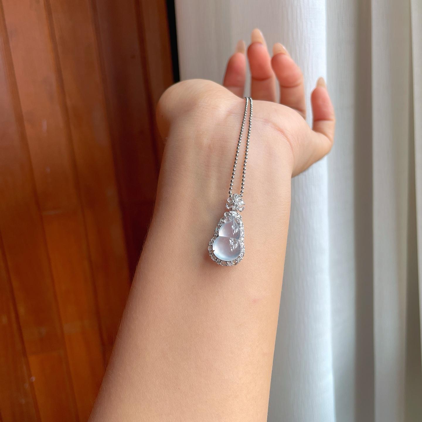 18k金镶冰玻种无色翡翠葫芦（yc244875）