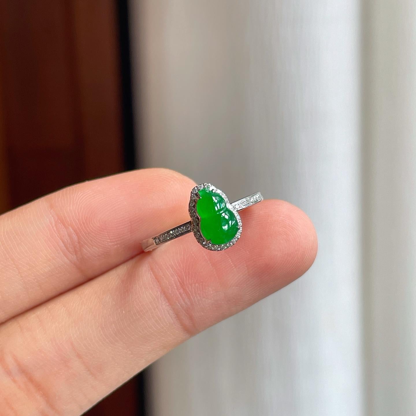 18k金镶糯冰满绿翡翠葫芦戒指（yc251036）