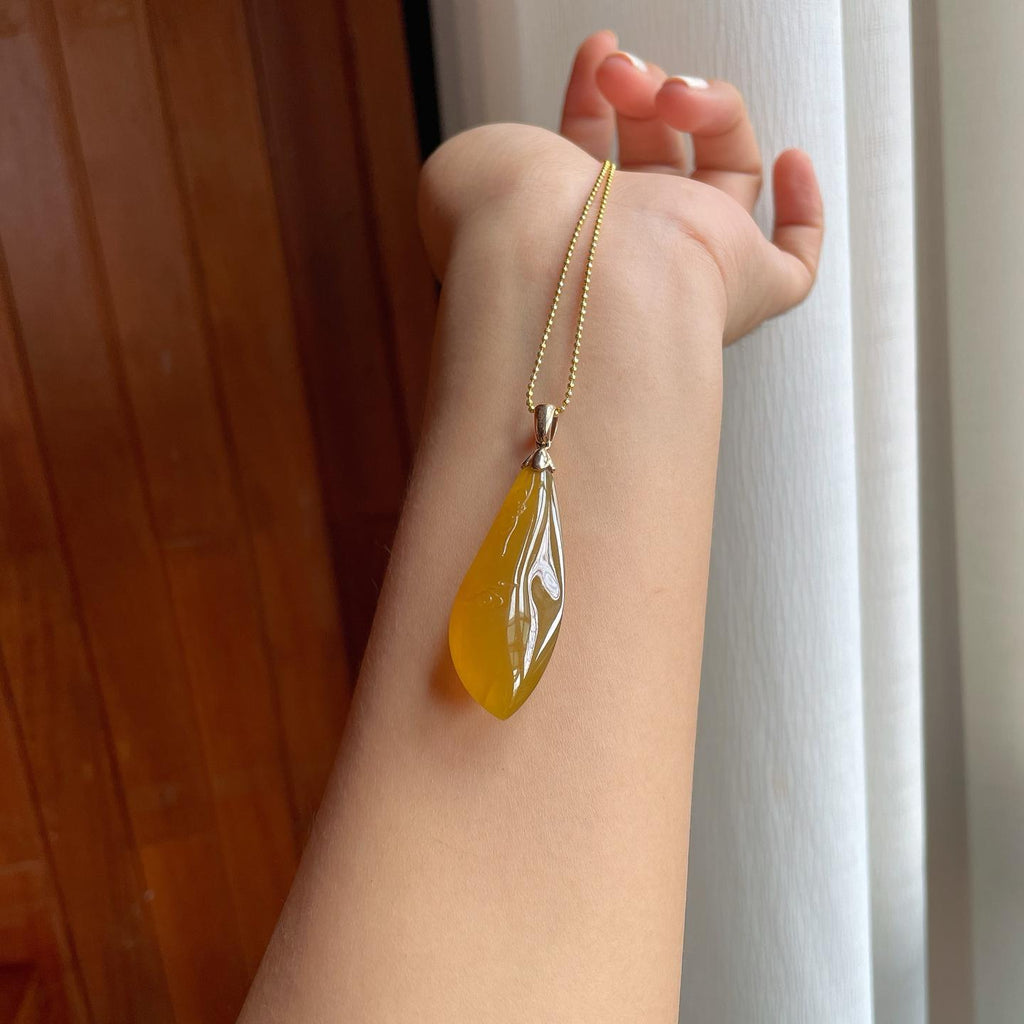 18k金扣冰种黄翡翡翠随型挂件（yc251060）