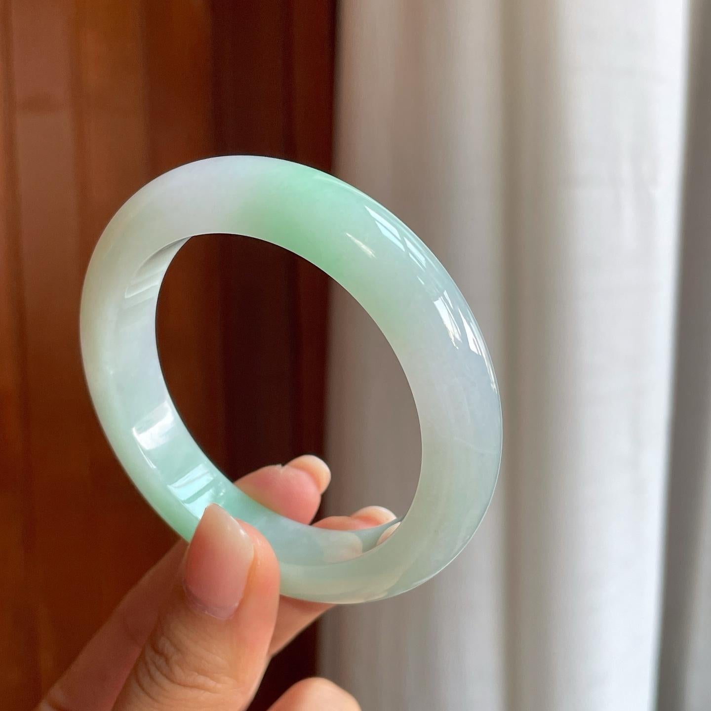 糯冰飘绿翡翠平安镯（55.8mm）（yc411302）