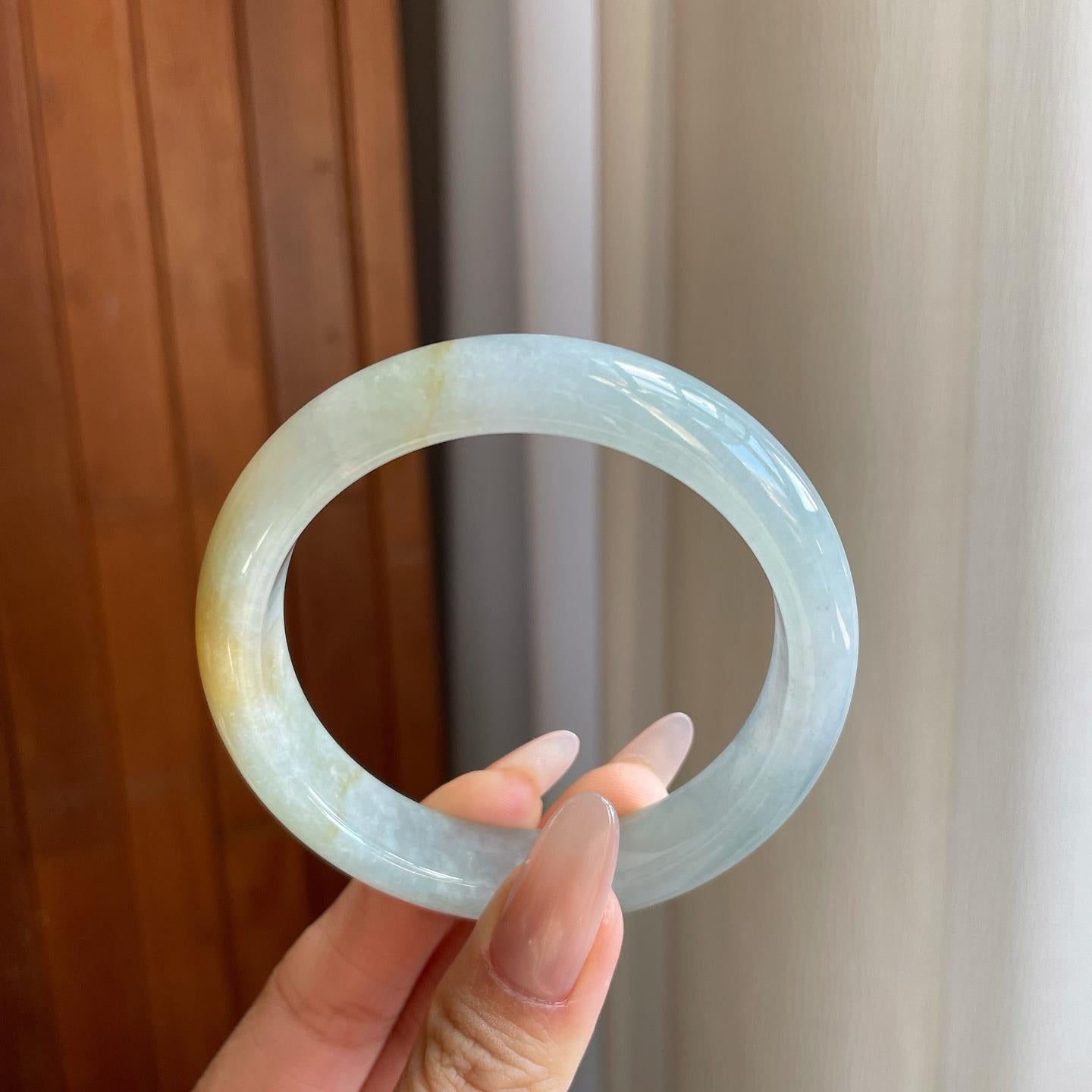 糯冰淡湖水绿带黄翡翡翠平安镯（56.6mm）（yc269675）