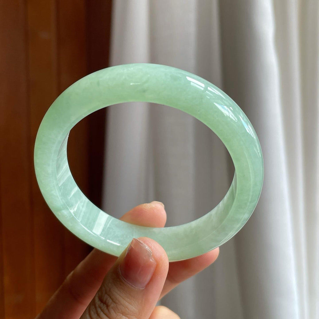 糯冰晴绿底飘花翡翠平安镯（56mm）（yc216040）