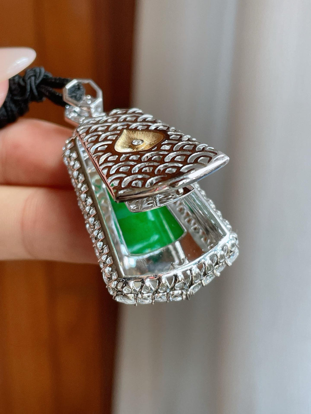 18k金镶糯冰满绿翡翠无事牌（yc241845）