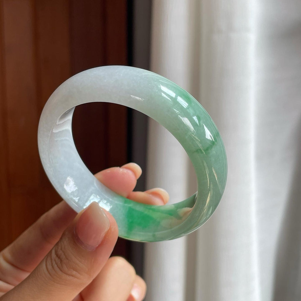 糯冰淡春底带色翡翠宽版镯（52.5mm）（yc400211）