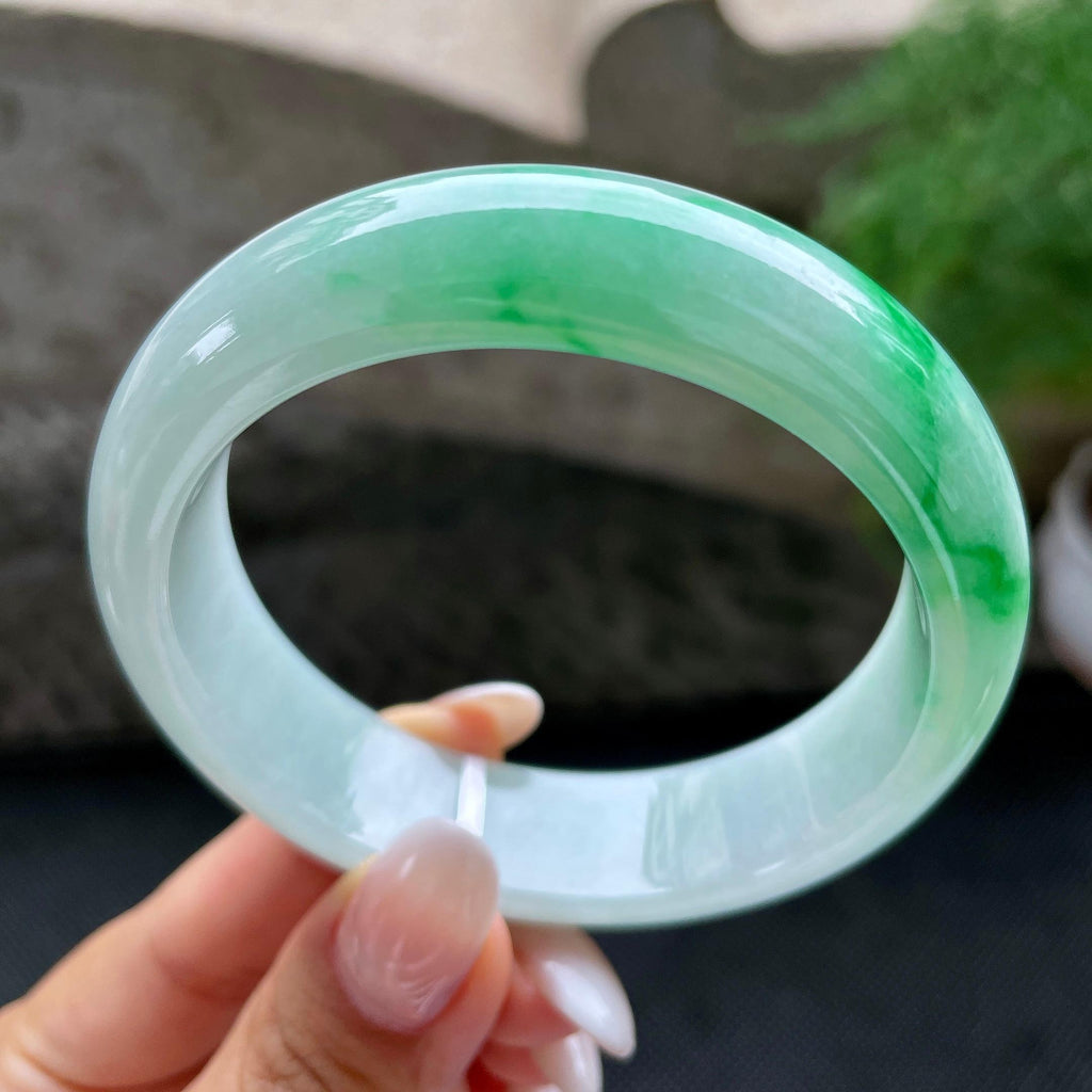 大圈口    细糯种飘绿正圈宽版轮胎手镯    58.2圈     天然缅甸A货翡翠（yc413293）