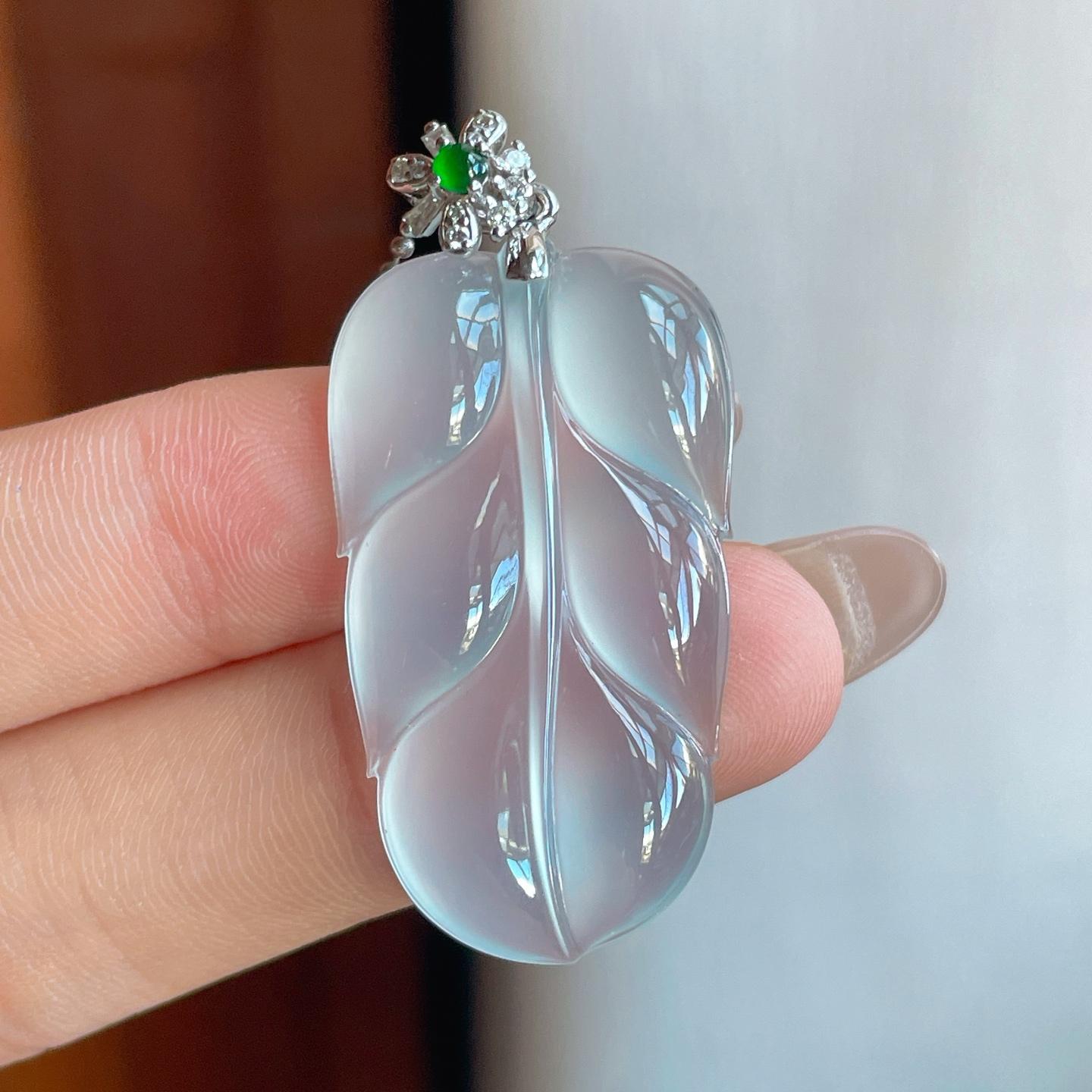 18k金扣冰玻种淡底色翡翠叶子（yc242780）