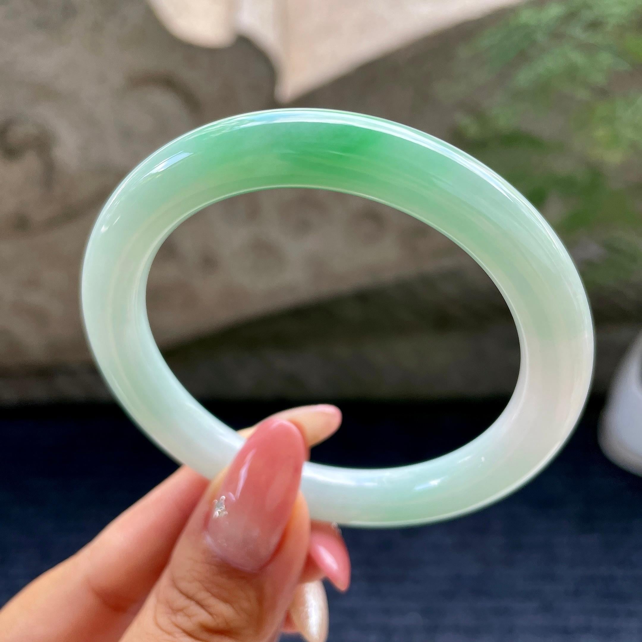 细糯种飘翠绿圆条手镯55.3圈          天然缅甸A货翡翠（yc433761）