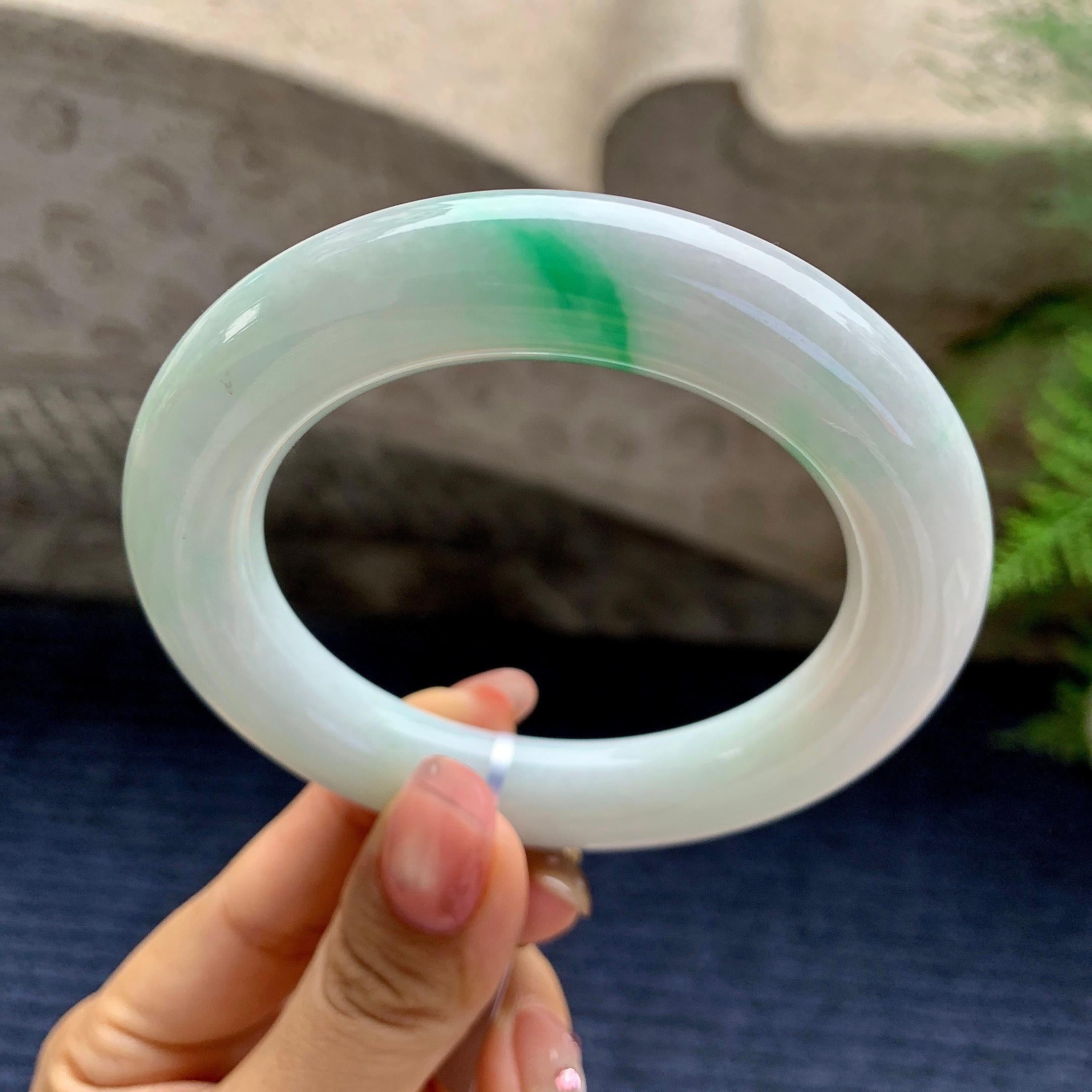 糯种飘绿圆条手镯（56.5mm）（yc280860）