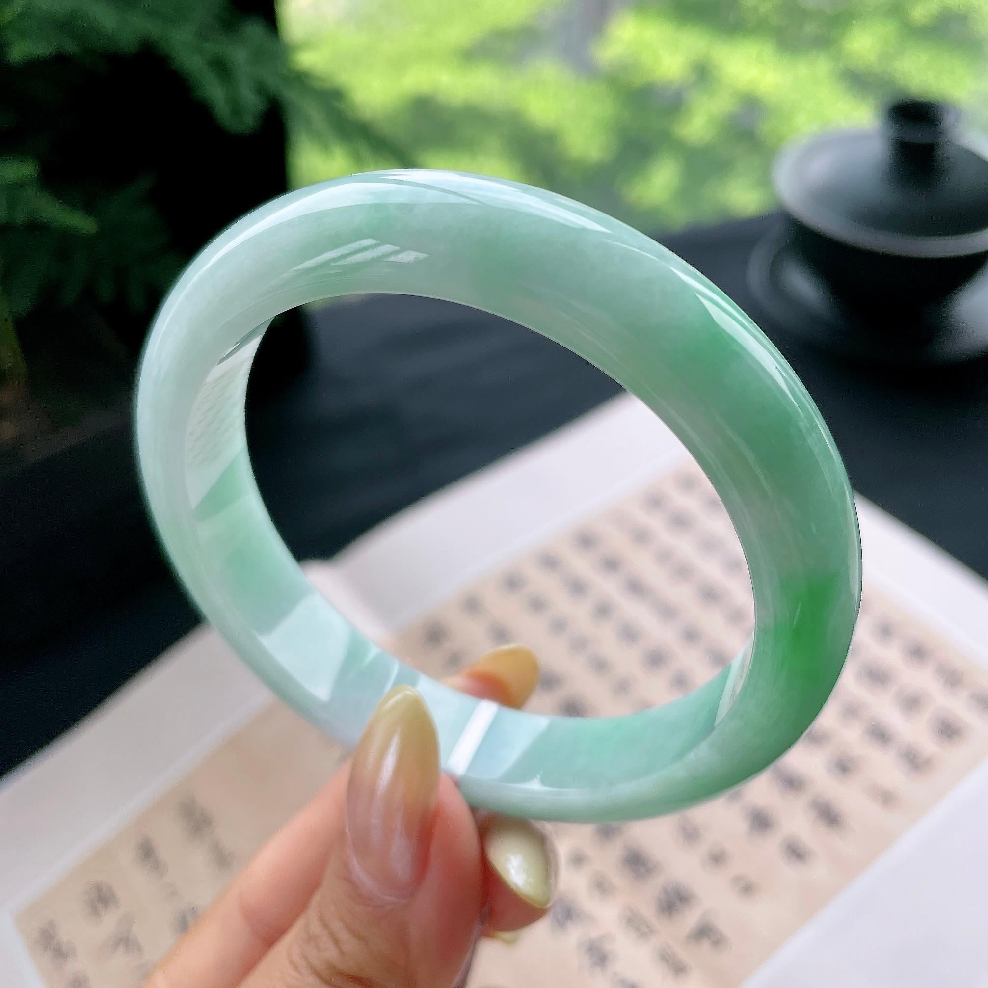 大圈口 细糯种飘绿正圈平安镯60.1圈 天然缅甸A货翡翠（yc473053）